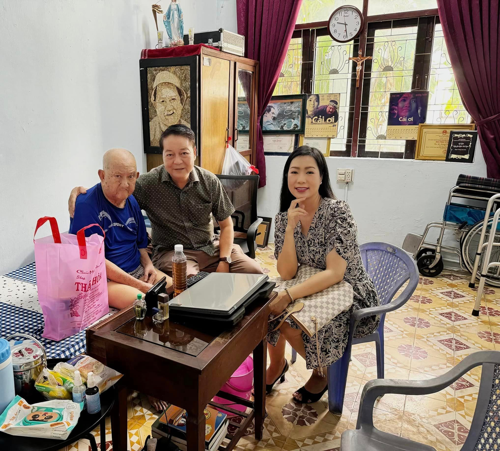 Sao Việt 8/5: Vợ chồng Quyền Linh khoe ảnh lãng mạn, Hồng Vân ngày càng trẻ đẹp - 11