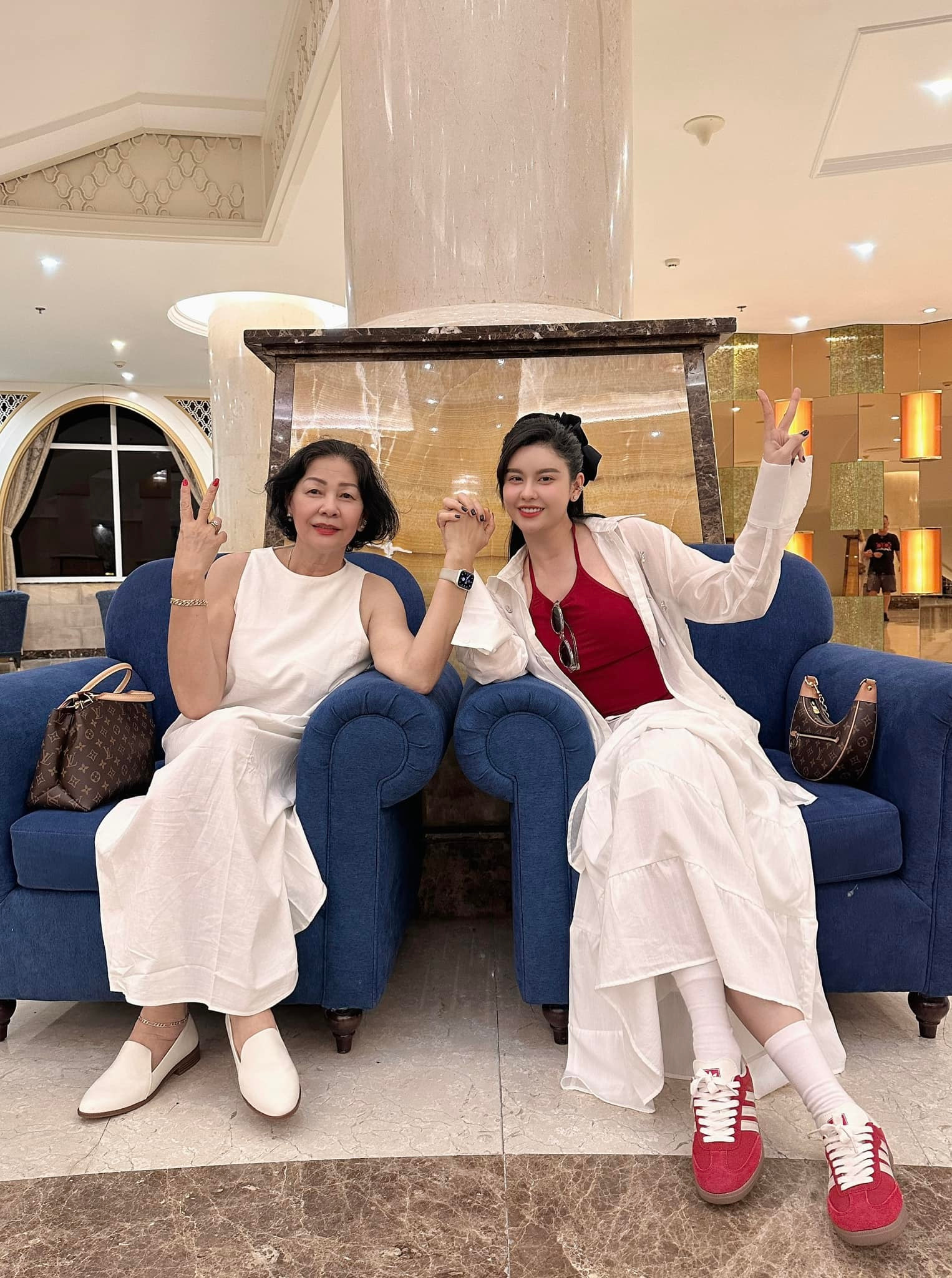 Sao Việt 8/5: Vợ chồng Quyền Linh khoe ảnh lãng mạn, Hồng Vân ngày càng trẻ đẹp - 5