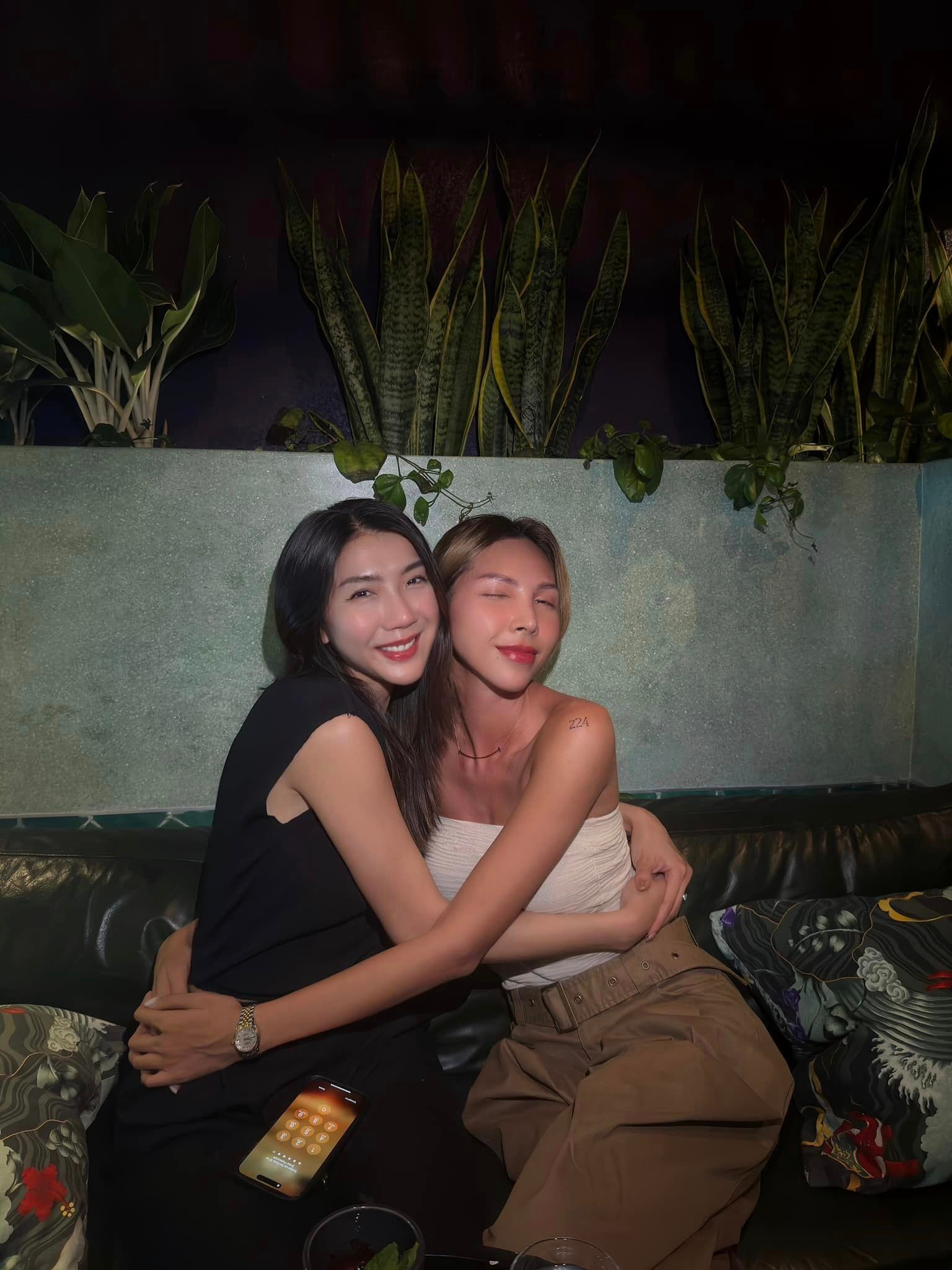 Sao Việt 8/5: Vợ chồng Quyền Linh khoe ảnh lãng mạn, Hồng Vân ngày càng trẻ đẹp - 10