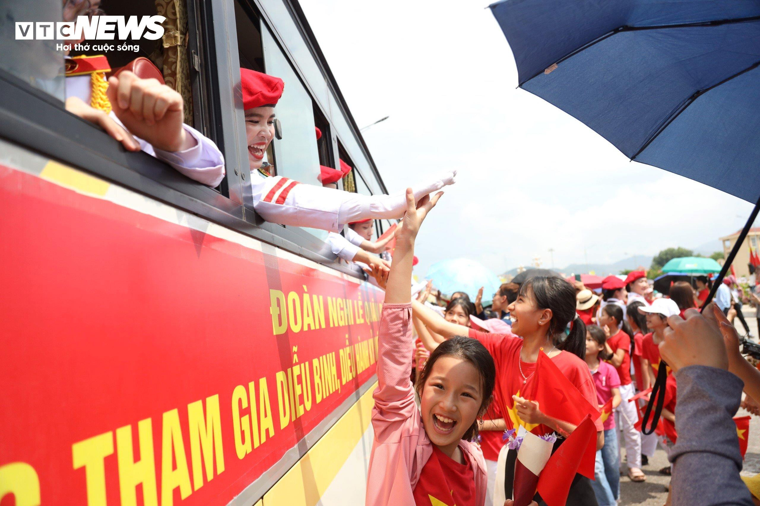 Phút chia tay xúc động người dân Điện Biên với các chiến sĩ tham gia diễu binh - 6