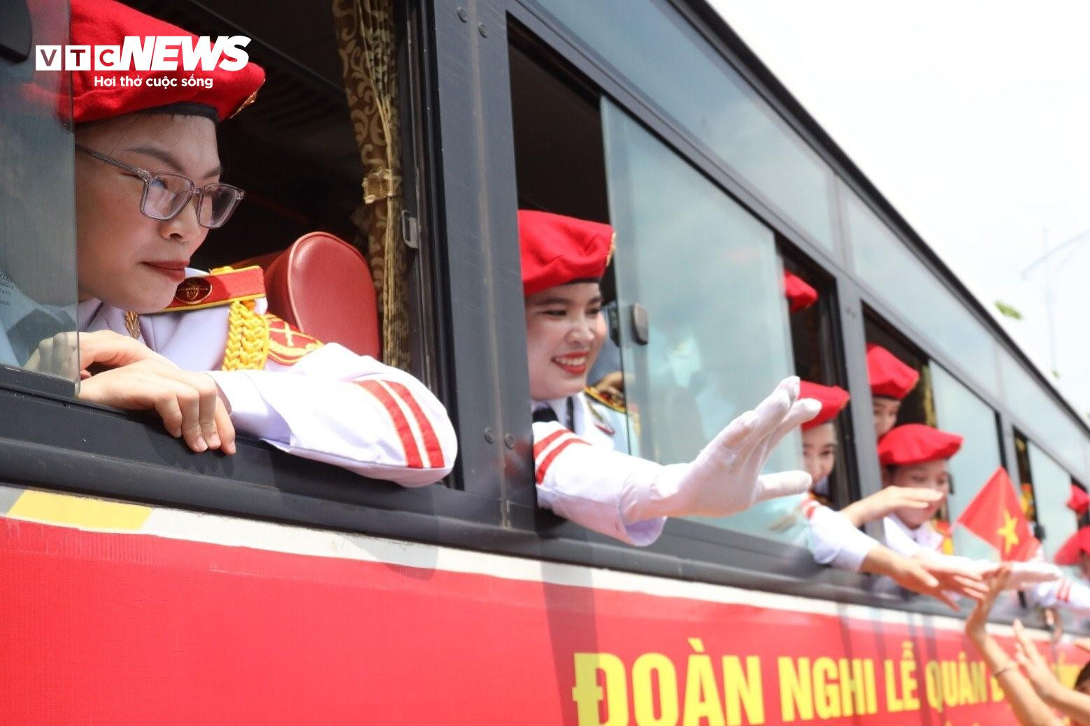 Phút chia tay xúc động người dân Điện Biên với các chiến sĩ tham gia diễu binh - 9