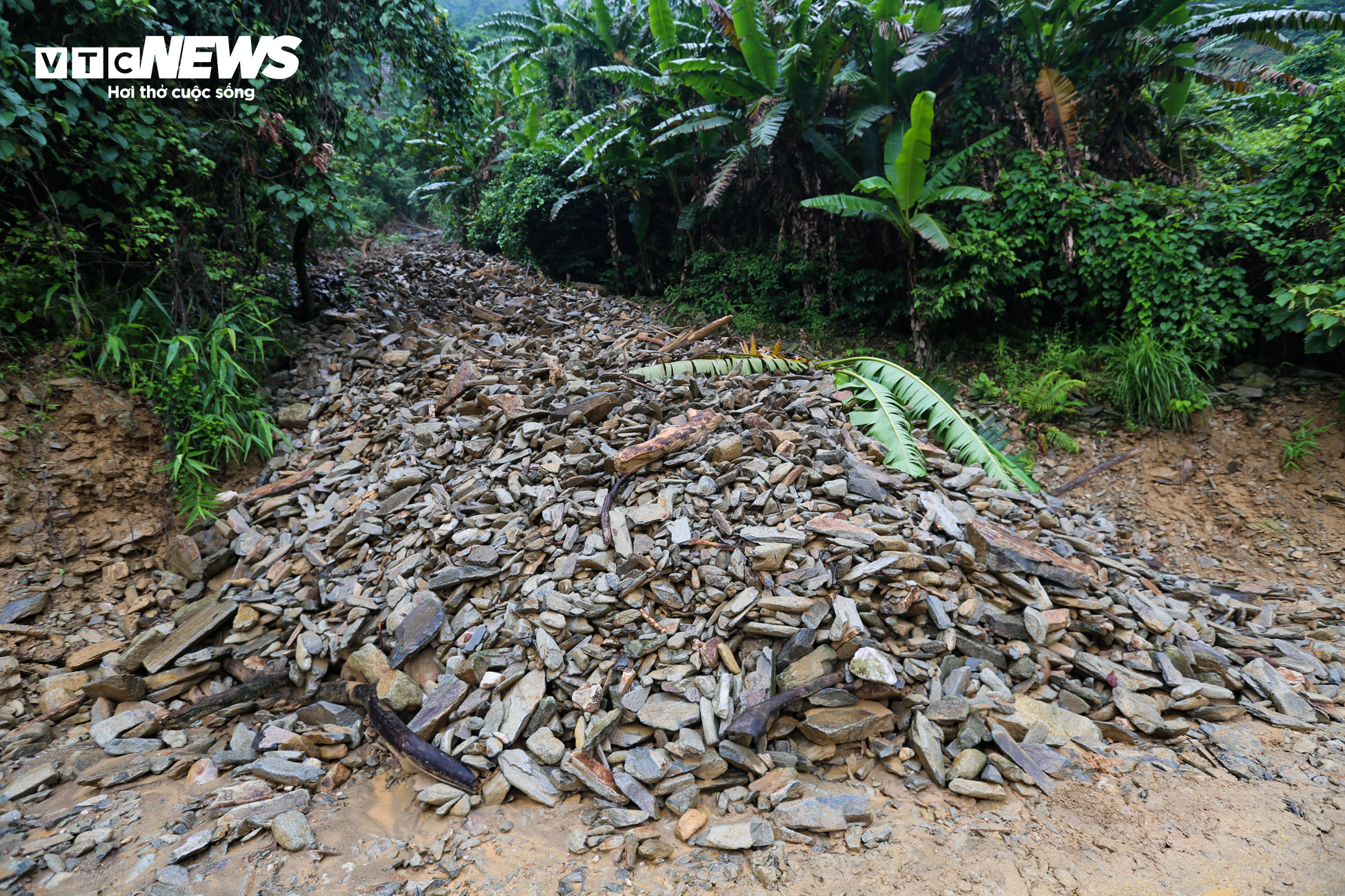 Hiện trường vụ sạt lở kinh hoàng khiến 3 người chết ở Hà Tĩnh - 17