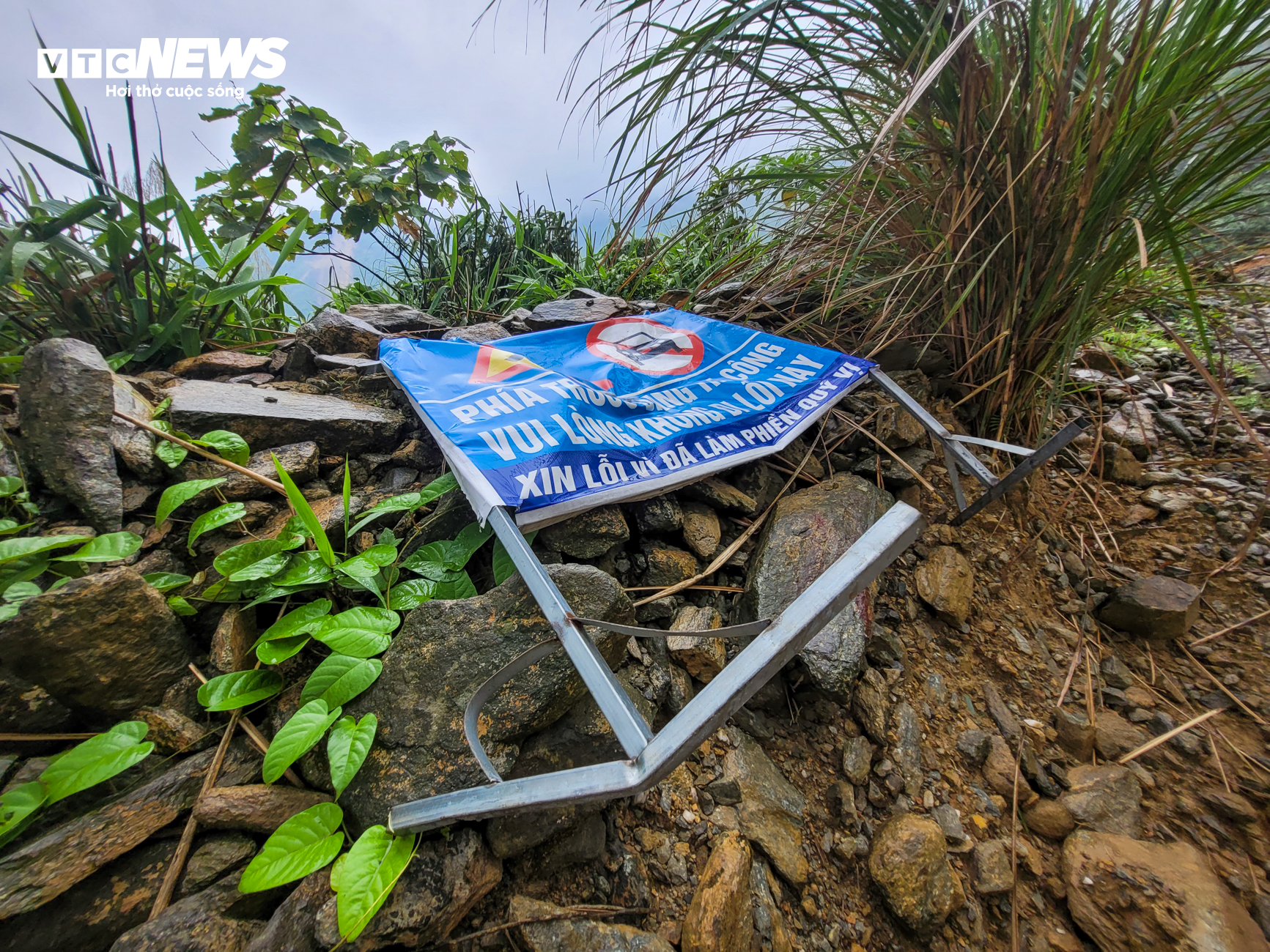 Hiện trường vụ sạt lở kinh hoàng khiến 3 người chết ở Hà Tĩnh - 18