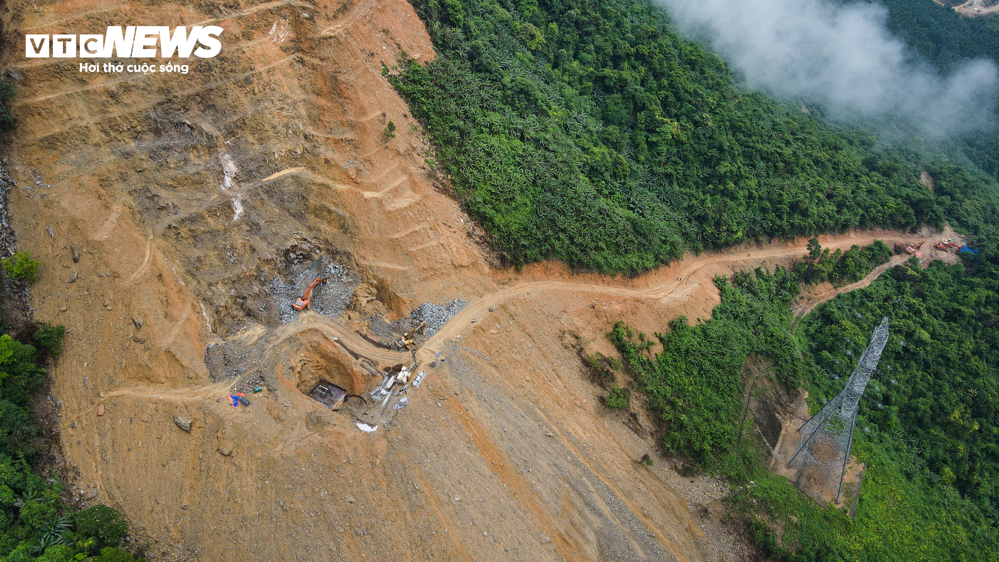 Hiện trường vụ sạt lở kinh hoàng khiến 3 người chết ở Hà Tĩnh - 19