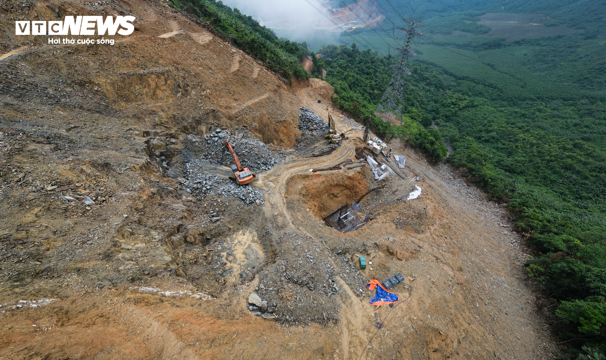 Hiện trường vụ sạt lở kinh hoàng khiến 3 người chết ở Hà Tĩnh - 14