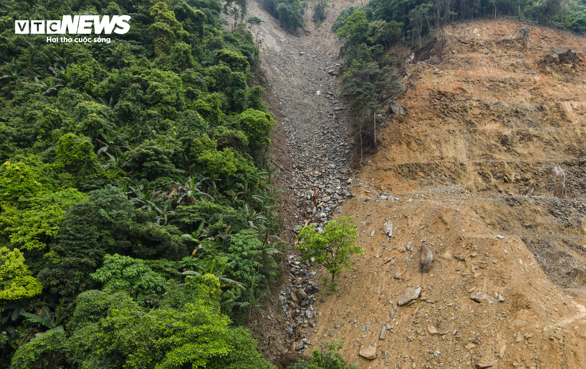 Hiện trường vụ sạt lở kinh hoàng khiến 3 người chết ở Hà Tĩnh - 7