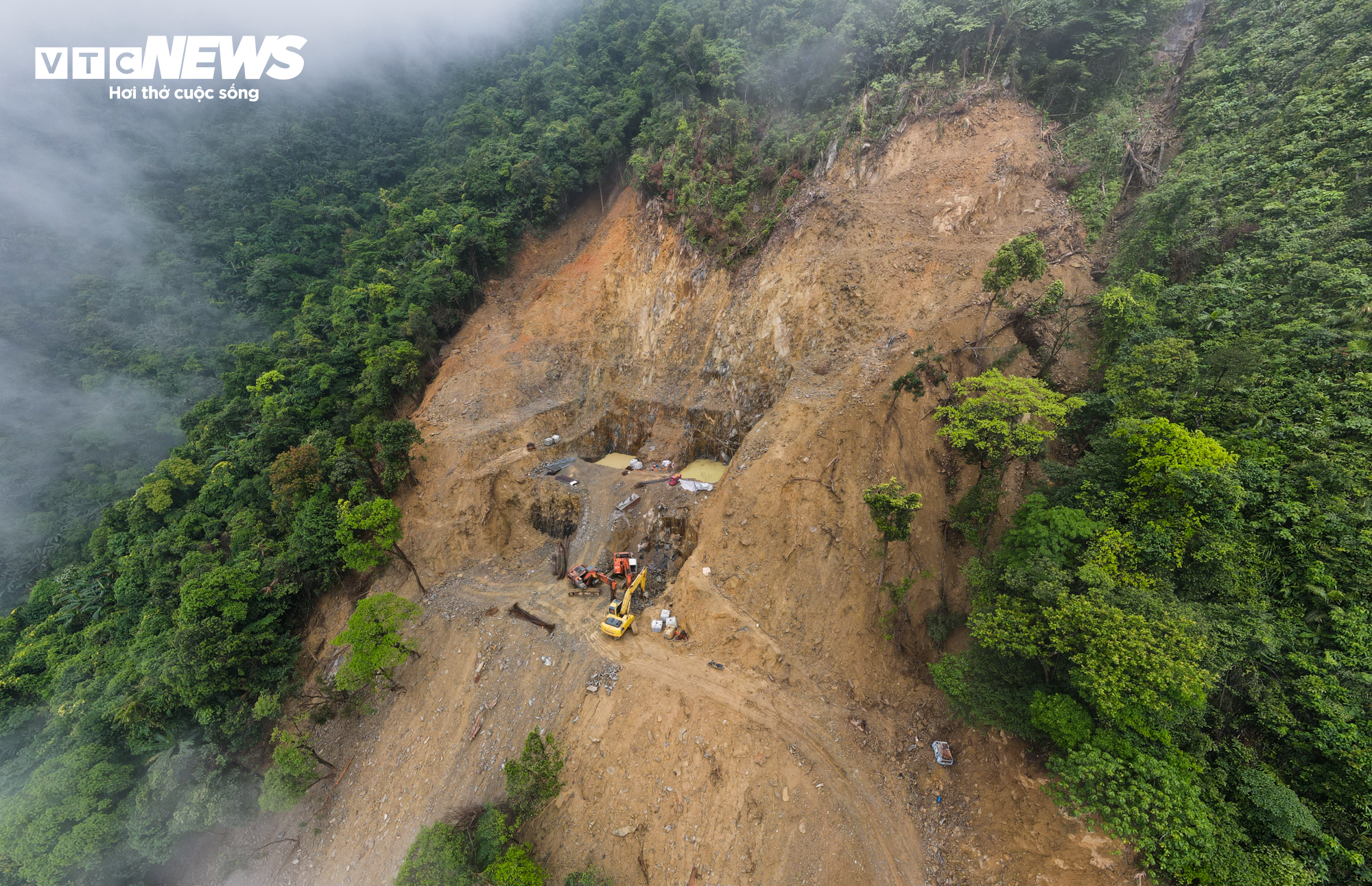 Hiện trường vụ sạt lở kinh hoàng khiến 3 người chết ở Hà Tĩnh - 15
