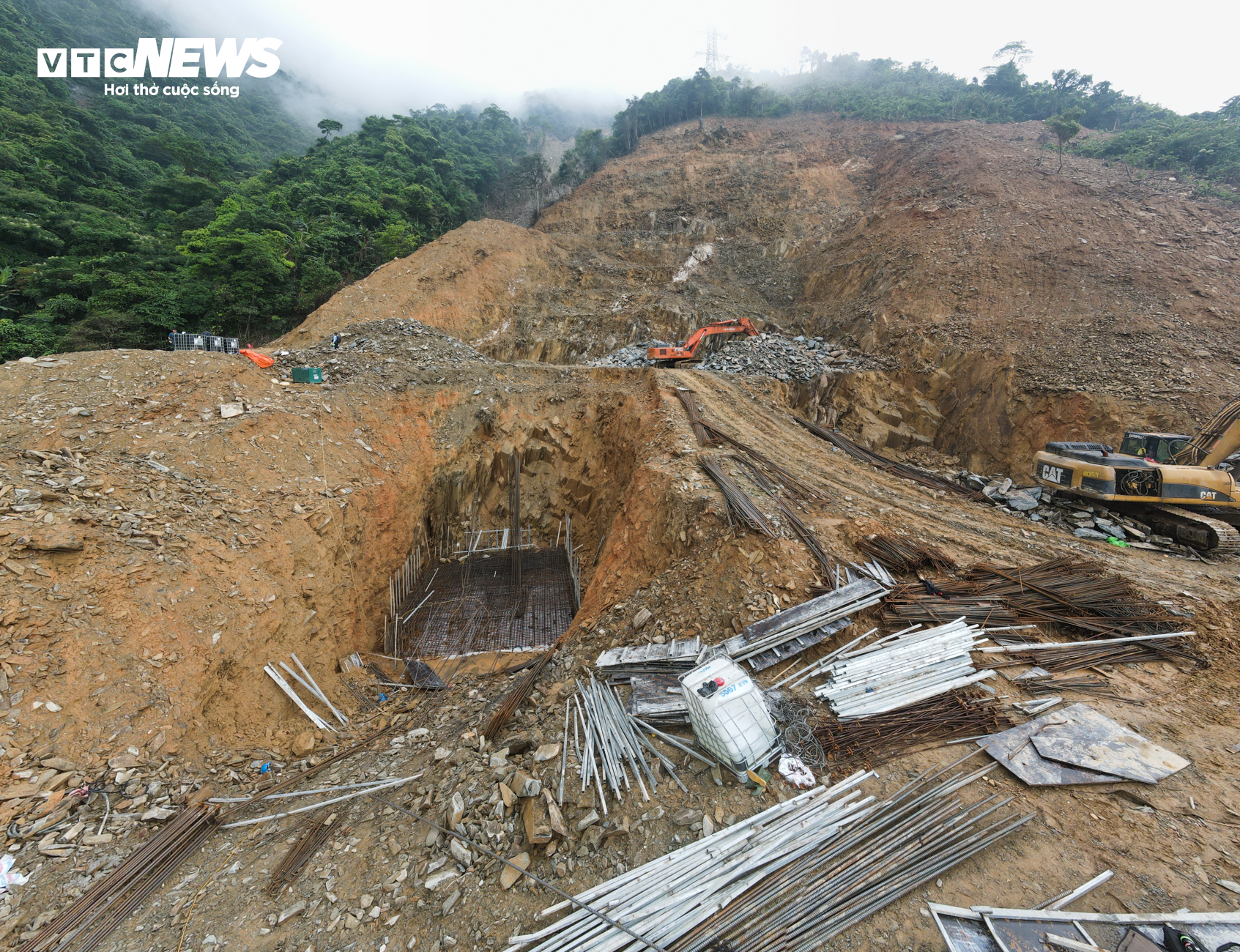 Hiện trường vụ sạt lở kinh hoàng khiến 3 người chết ở Hà Tĩnh - 13