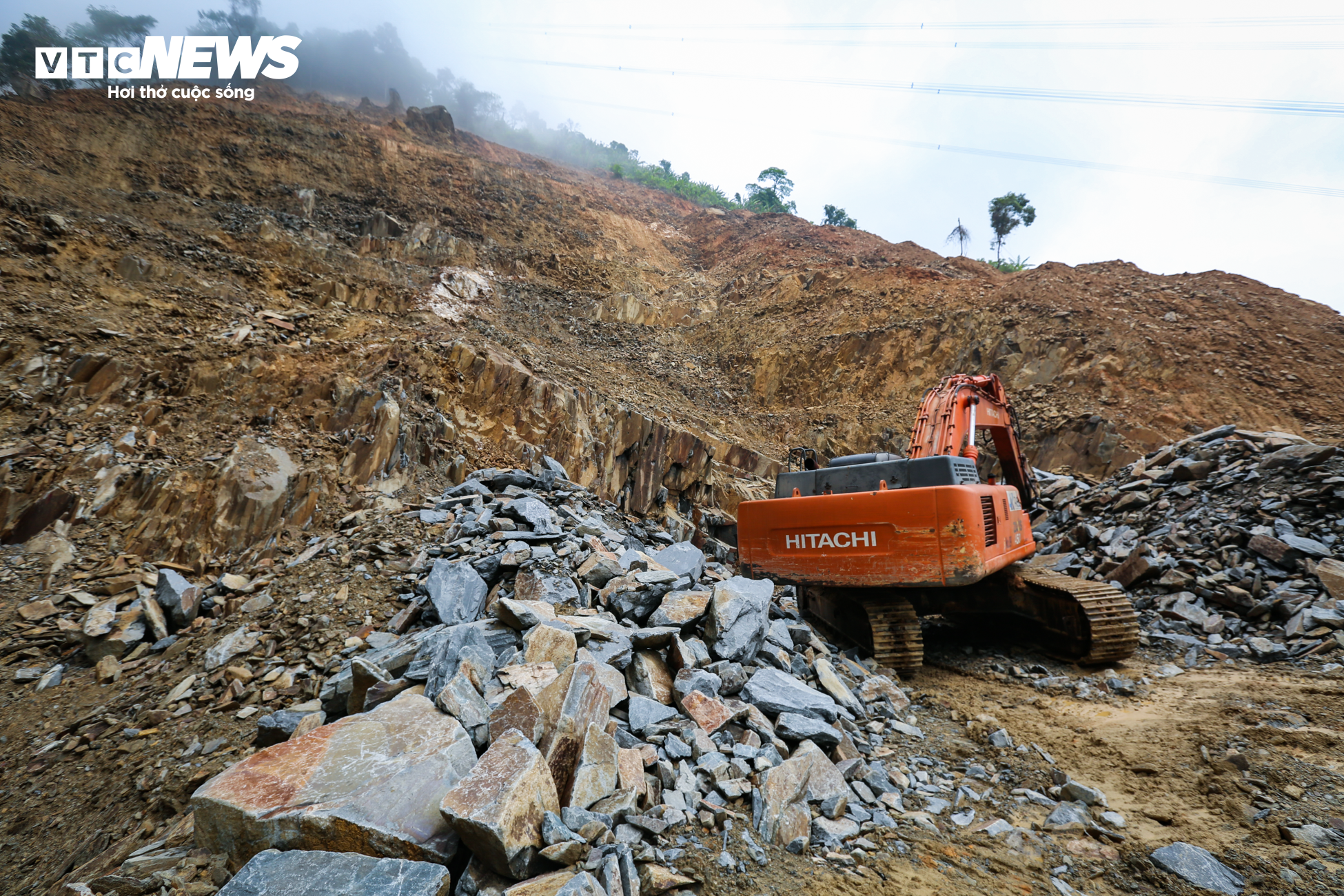 Hiện trường vụ sạt lở kinh hoàng khiến 3 người chết ở Hà Tĩnh - 16