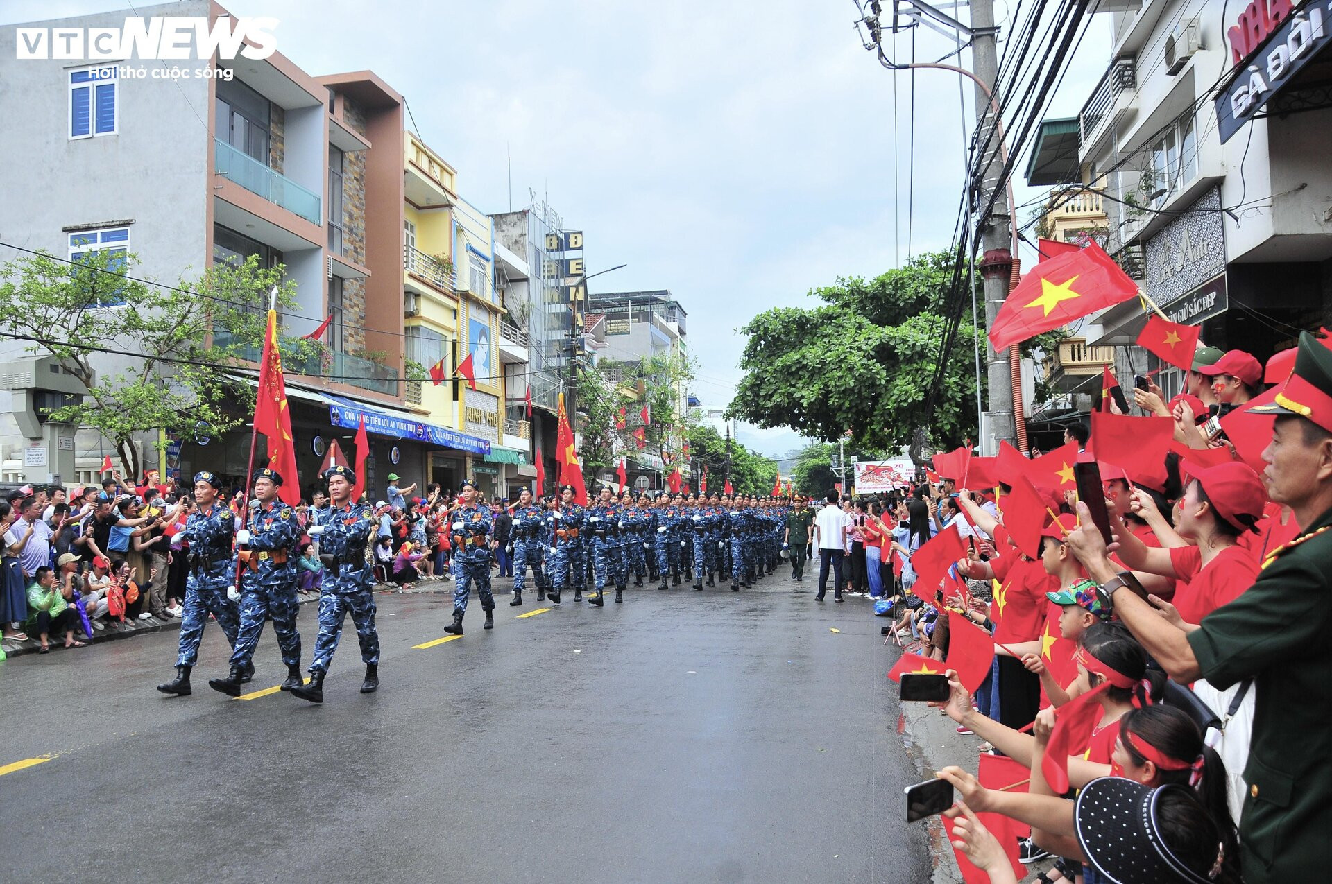Phút chia tay xúc động người dân Điện Biên với các chiến sĩ tham gia diễu binh - 3