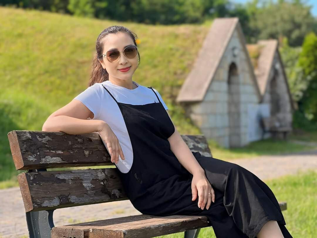 Sao Việt 8/5: Vợ chồng Quyền Linh khoe ảnh lãng mạn, Hồng Vân ngày càng trẻ đẹp - 7