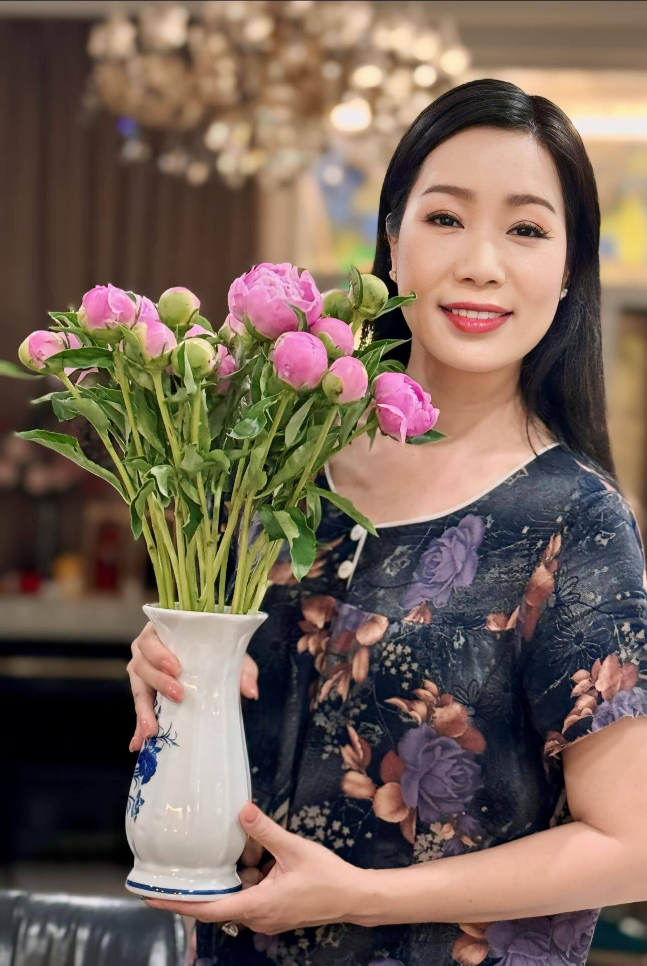 Sao Việt 9/5: Hoa hậu Ý Nhi đẹp khác lạ, Ngô Thanh Vân kỉ niệm 2 năm cưới - 7