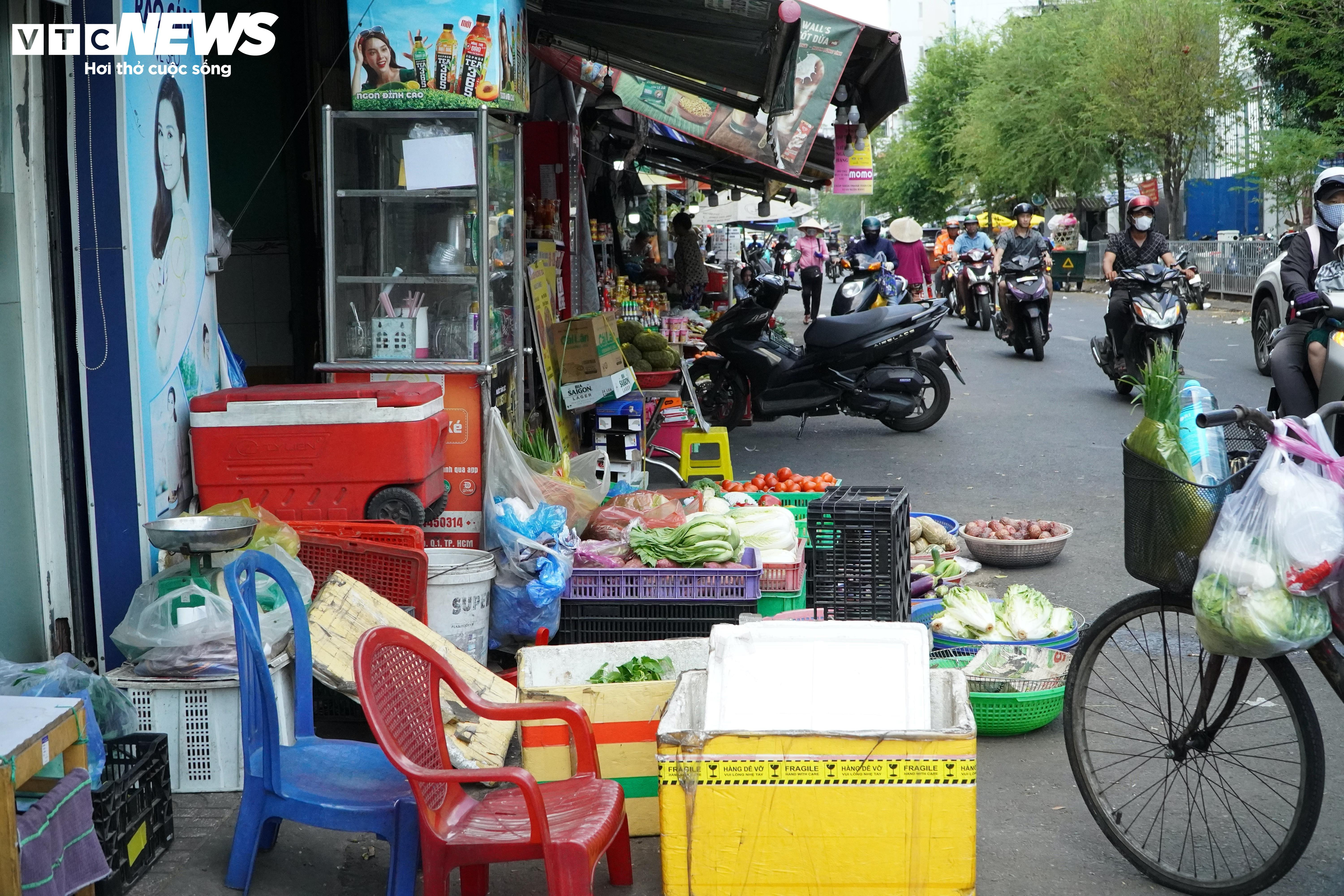 Cận cảnh 11 tuyến đường đầu tiên ở TP.HCM thí điểm thu phí vỉa hè - 10