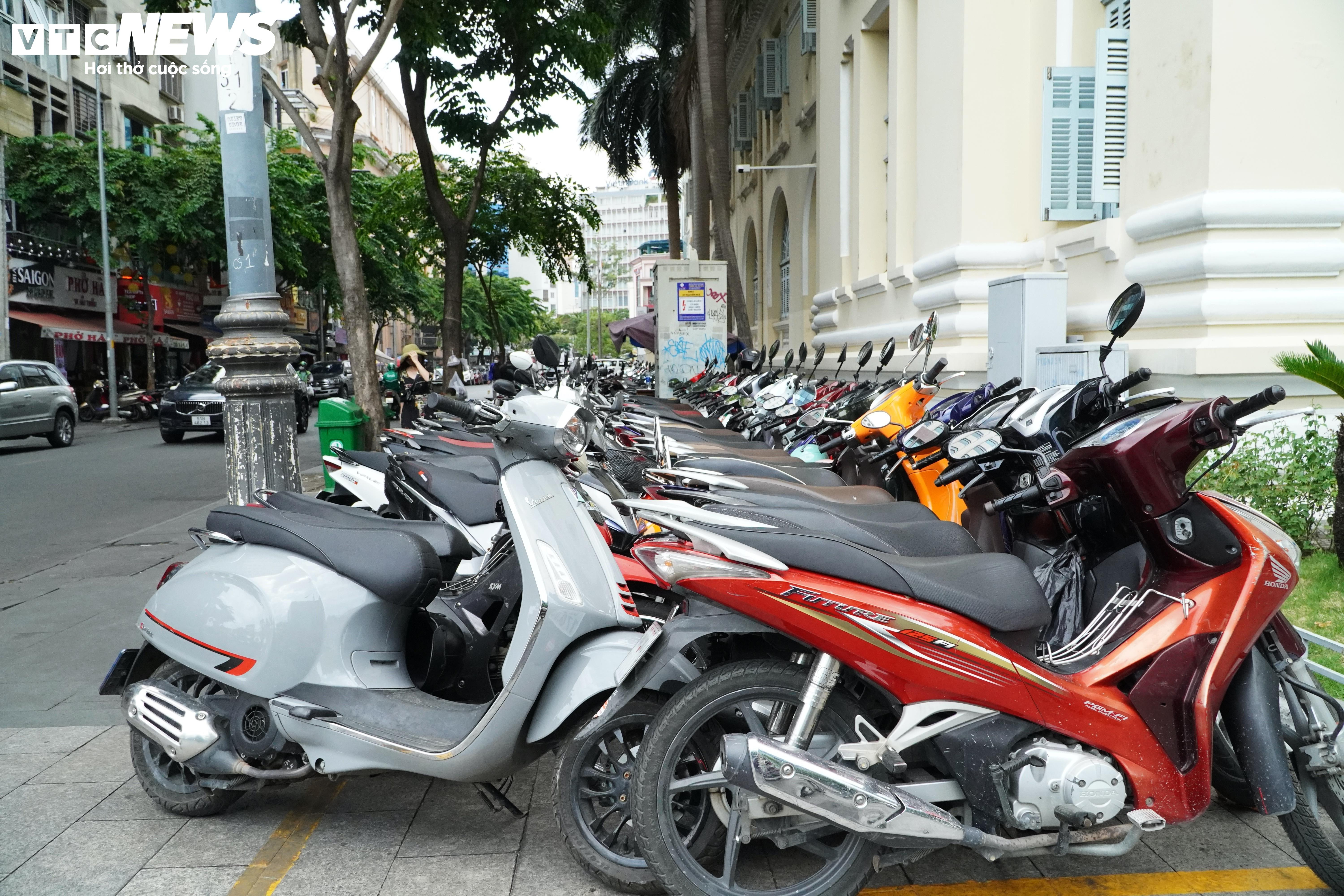 Cận cảnh 11 tuyến đường đầu tiên ở TP.HCM thí điểm thu phí vỉa hè - 12