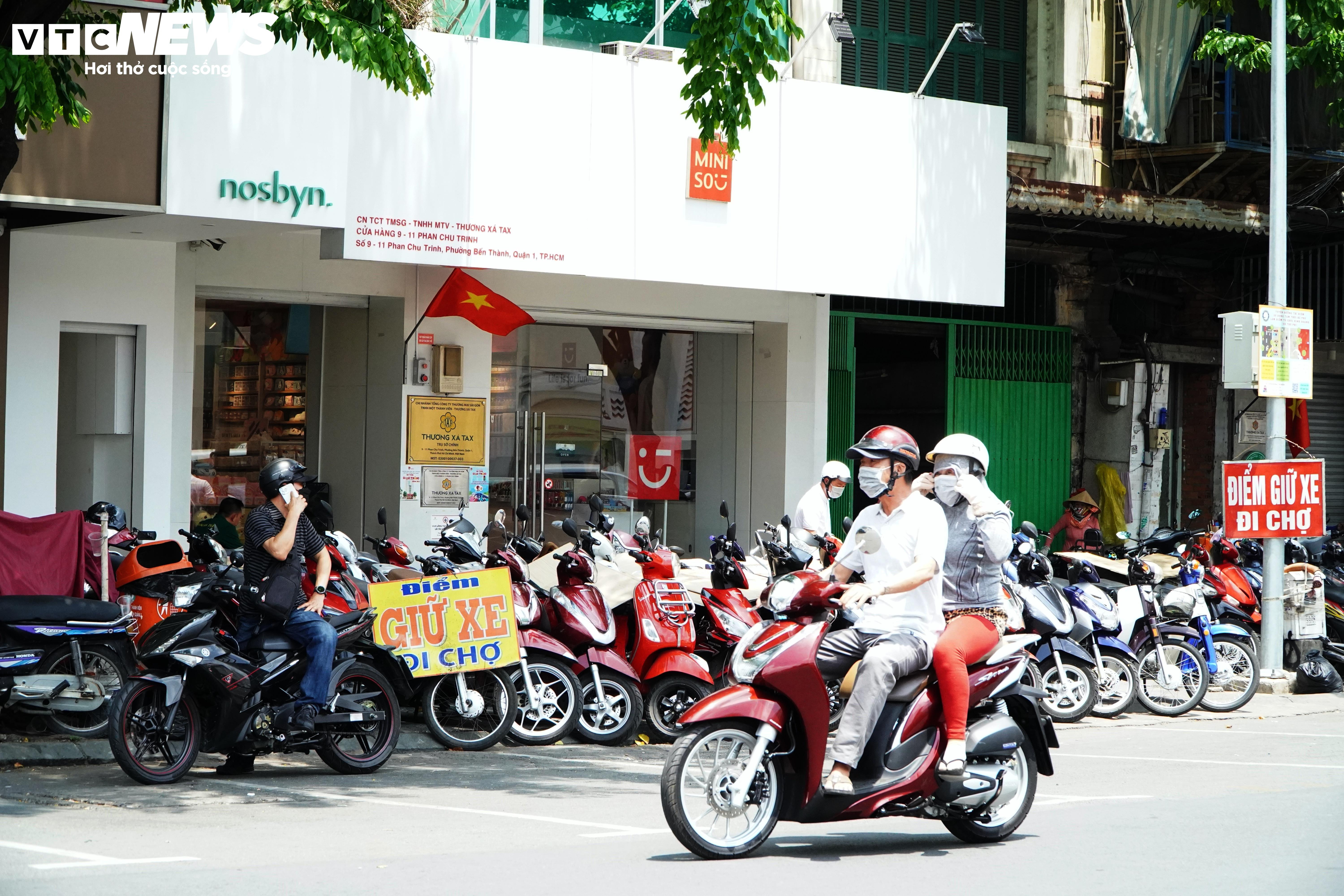 Cận cảnh 11 tuyến đường đầu tiên ở TP.HCM thí điểm thu phí vỉa hè - 13