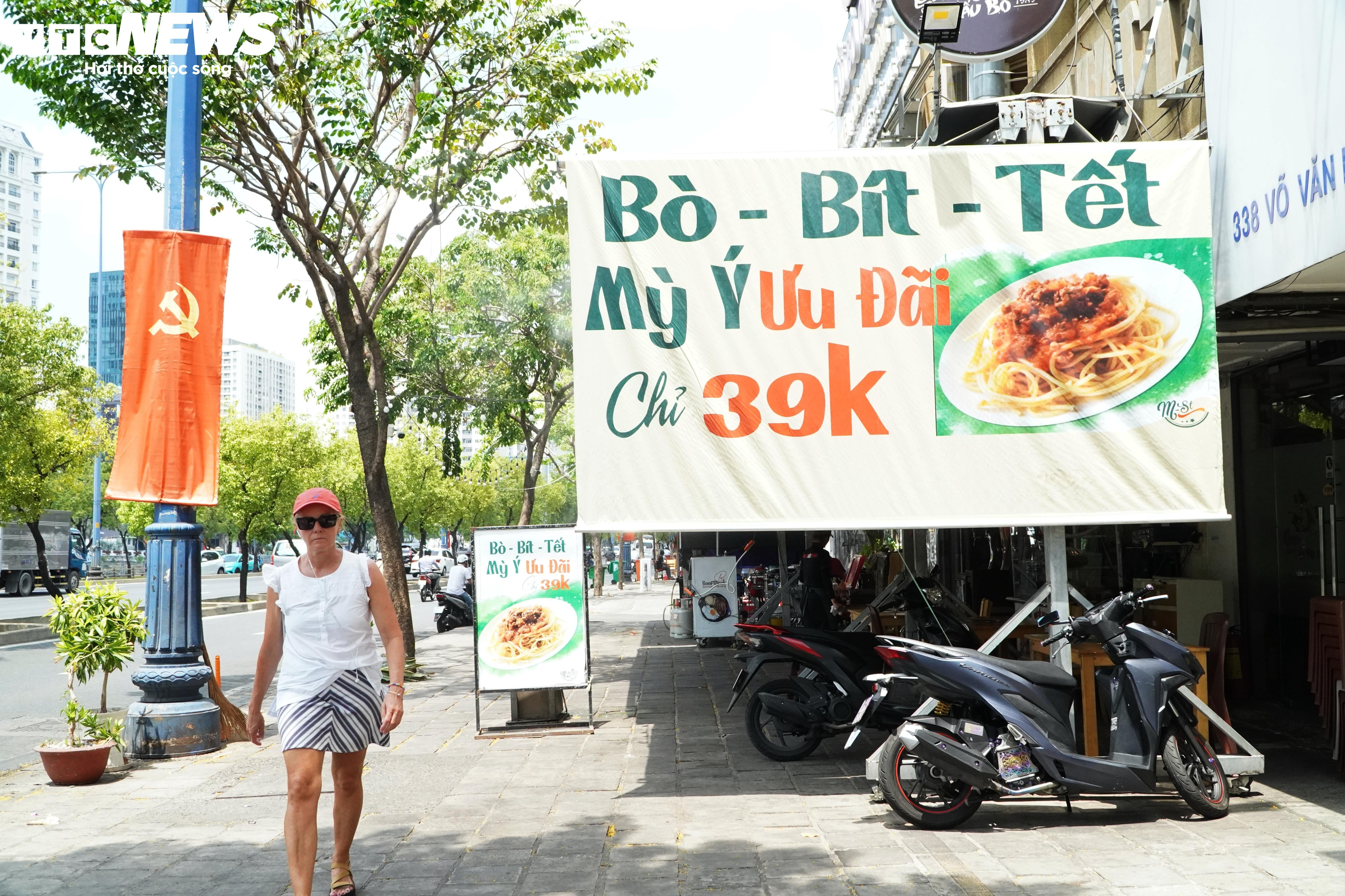 Cận cảnh 11 tuyến đường đầu tiên ở TP.HCM thí điểm thu phí vỉa hè - 8