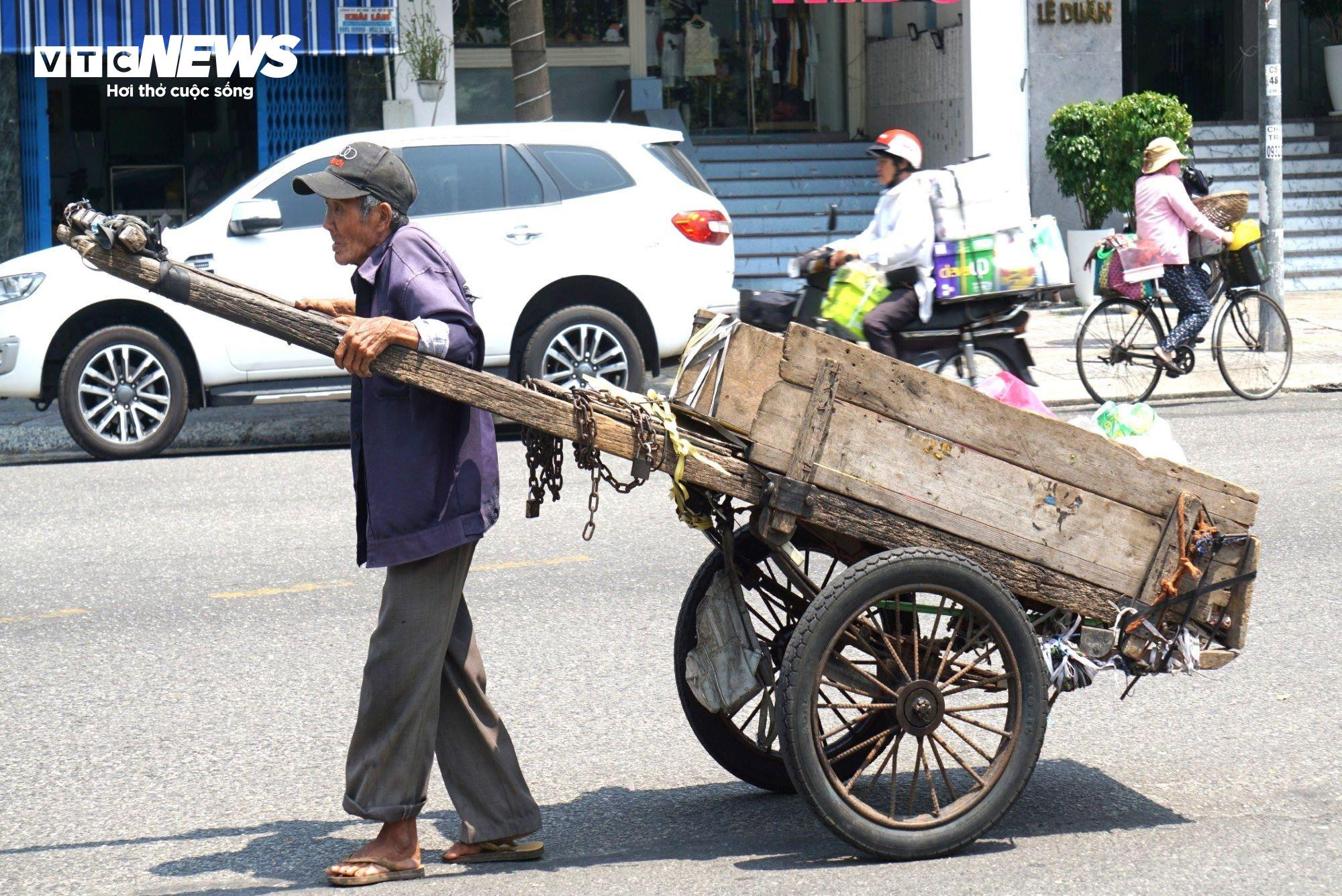 Người lao động nghèo oằn mình mưu sinh dưới trời nắng nóng như đổ lửa - 3