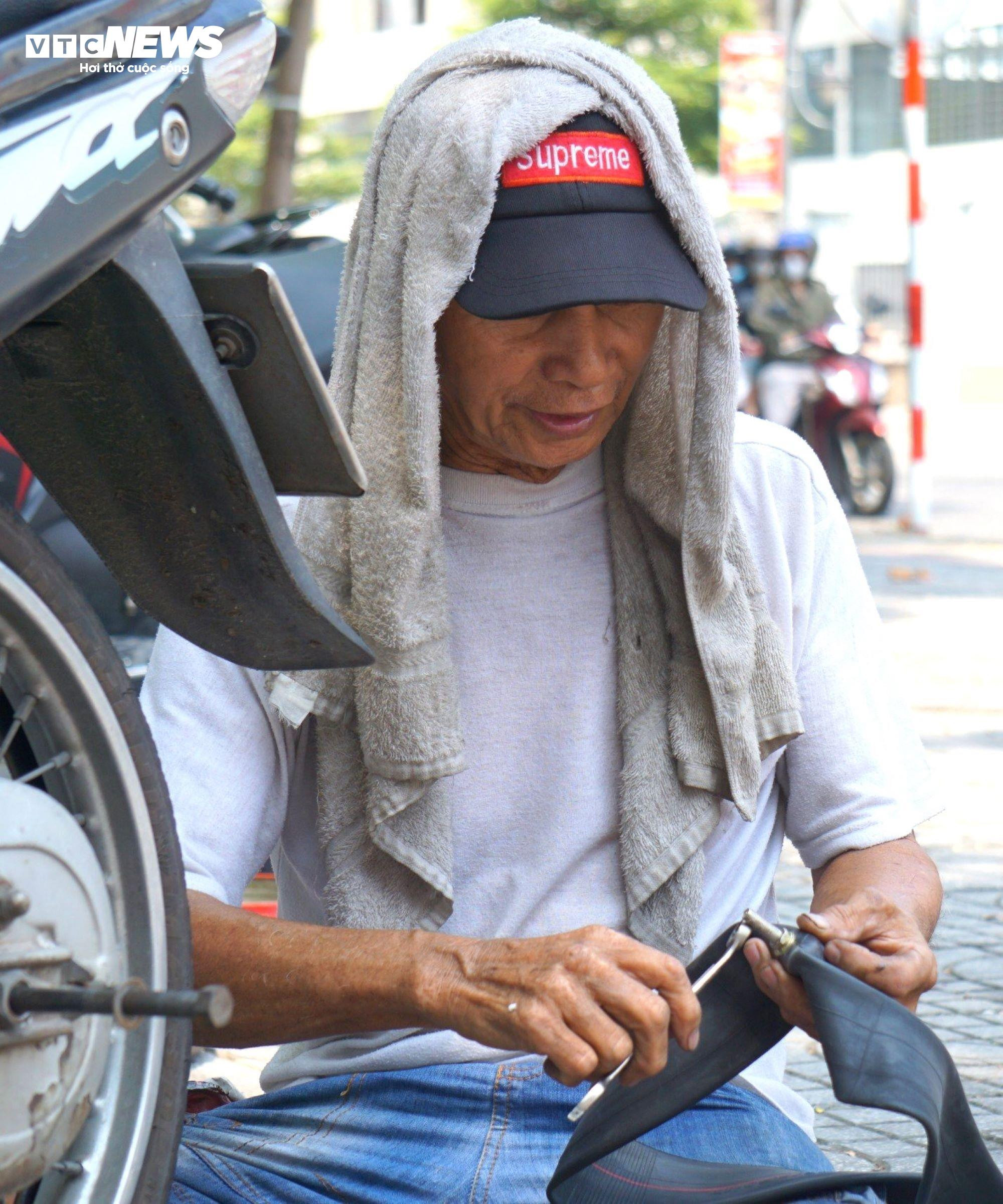 Người lao động nghèo oằn mình mưu sinh dưới trời nắng nóng như đổ lửa - 4