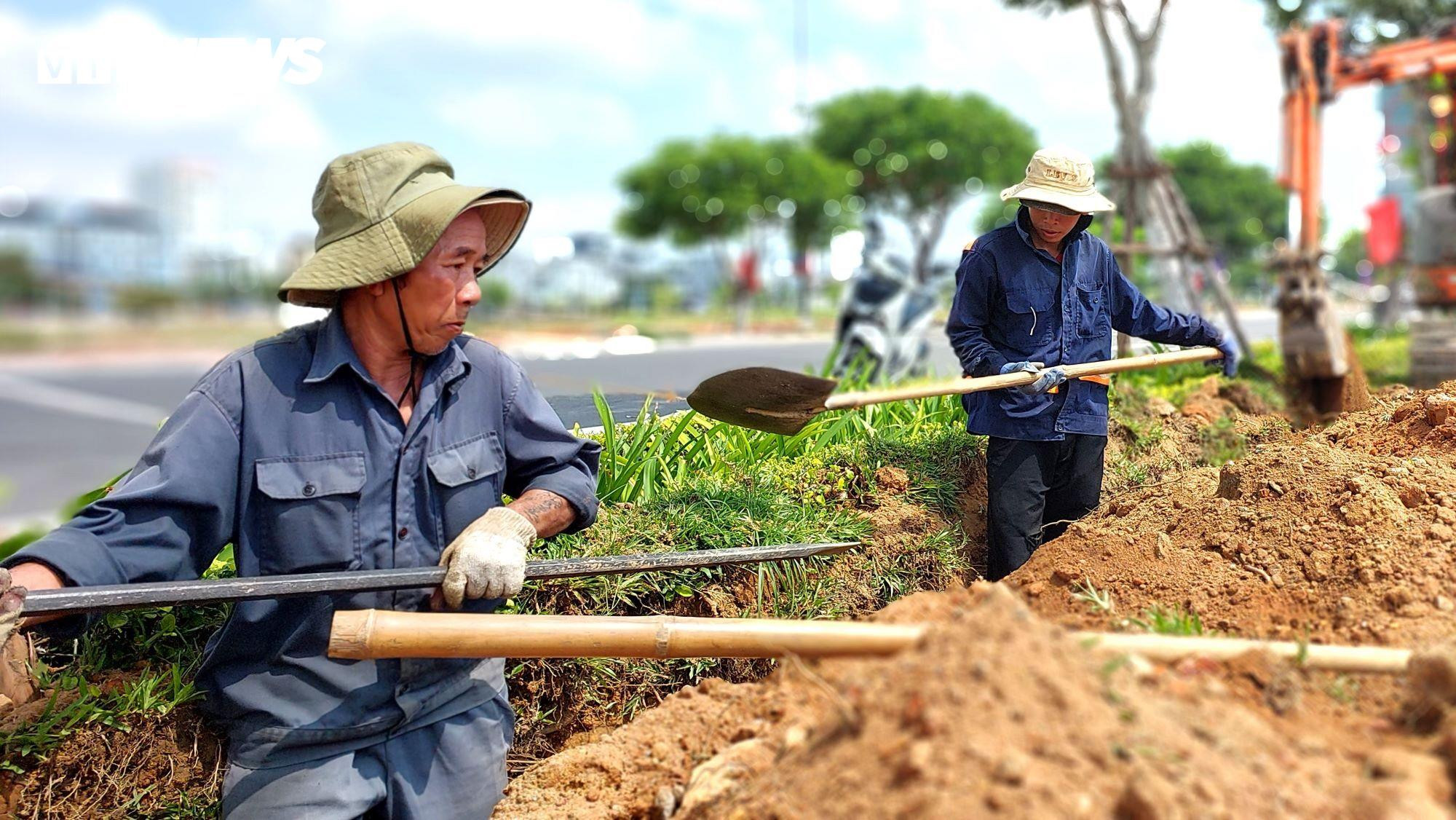Người lao động nghèo oằn mình mưu sinh dưới trời nắng nóng như đổ lửa - 12