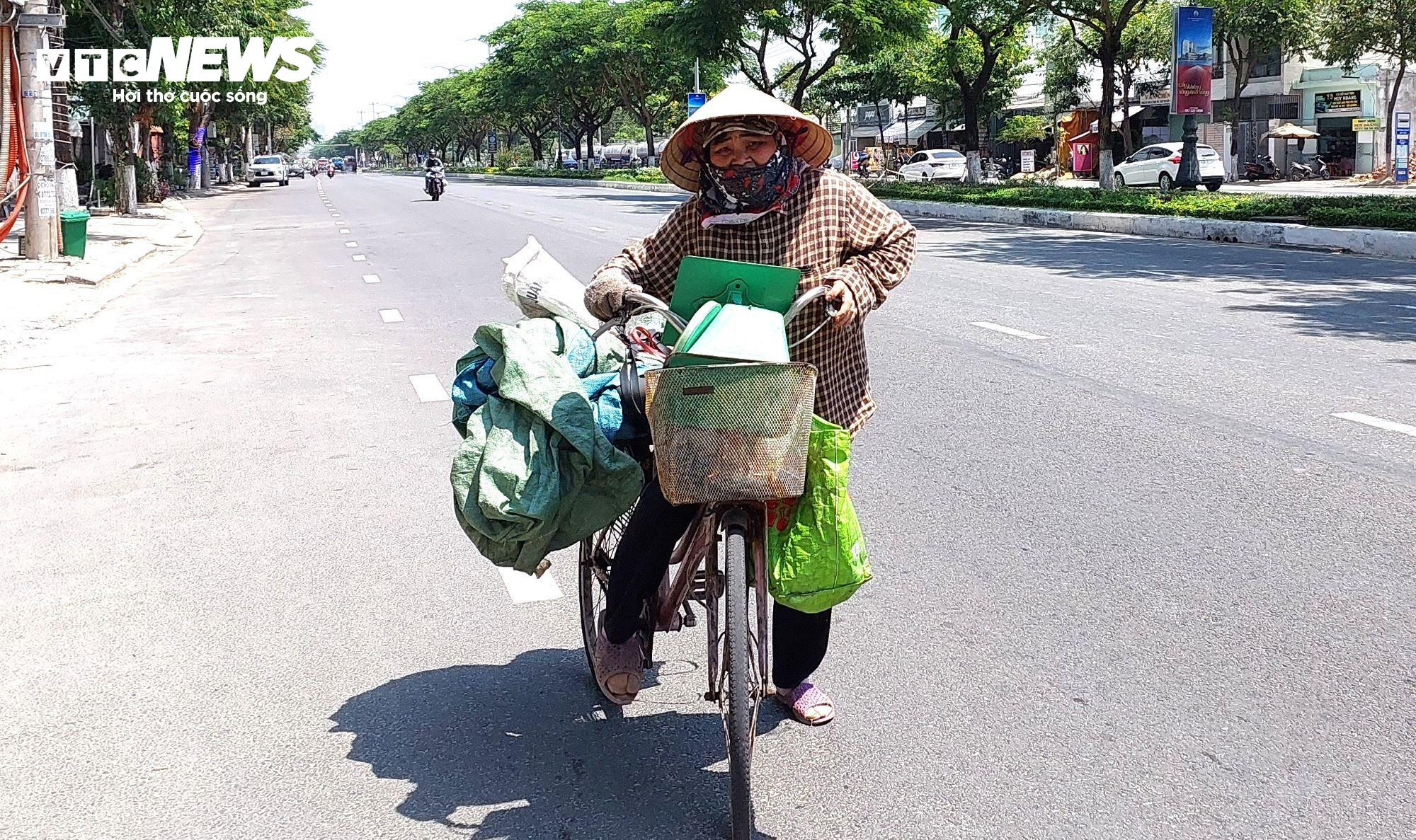 Người lao động nghèo oằn mình mưu sinh dưới trời nắng nóng như đổ lửa - 7