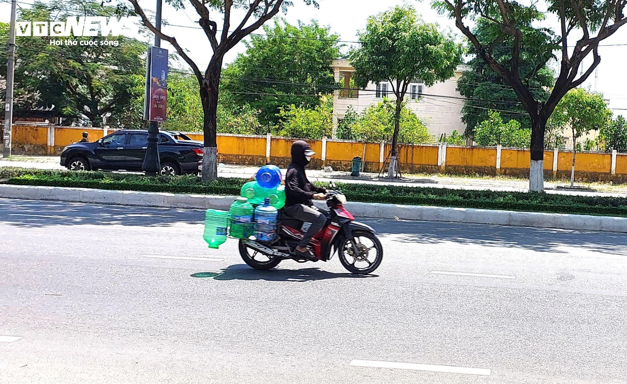 Người lao động nghèo oằn mình mưu sinh dưới trời nắng nóng như đổ lửa - 8