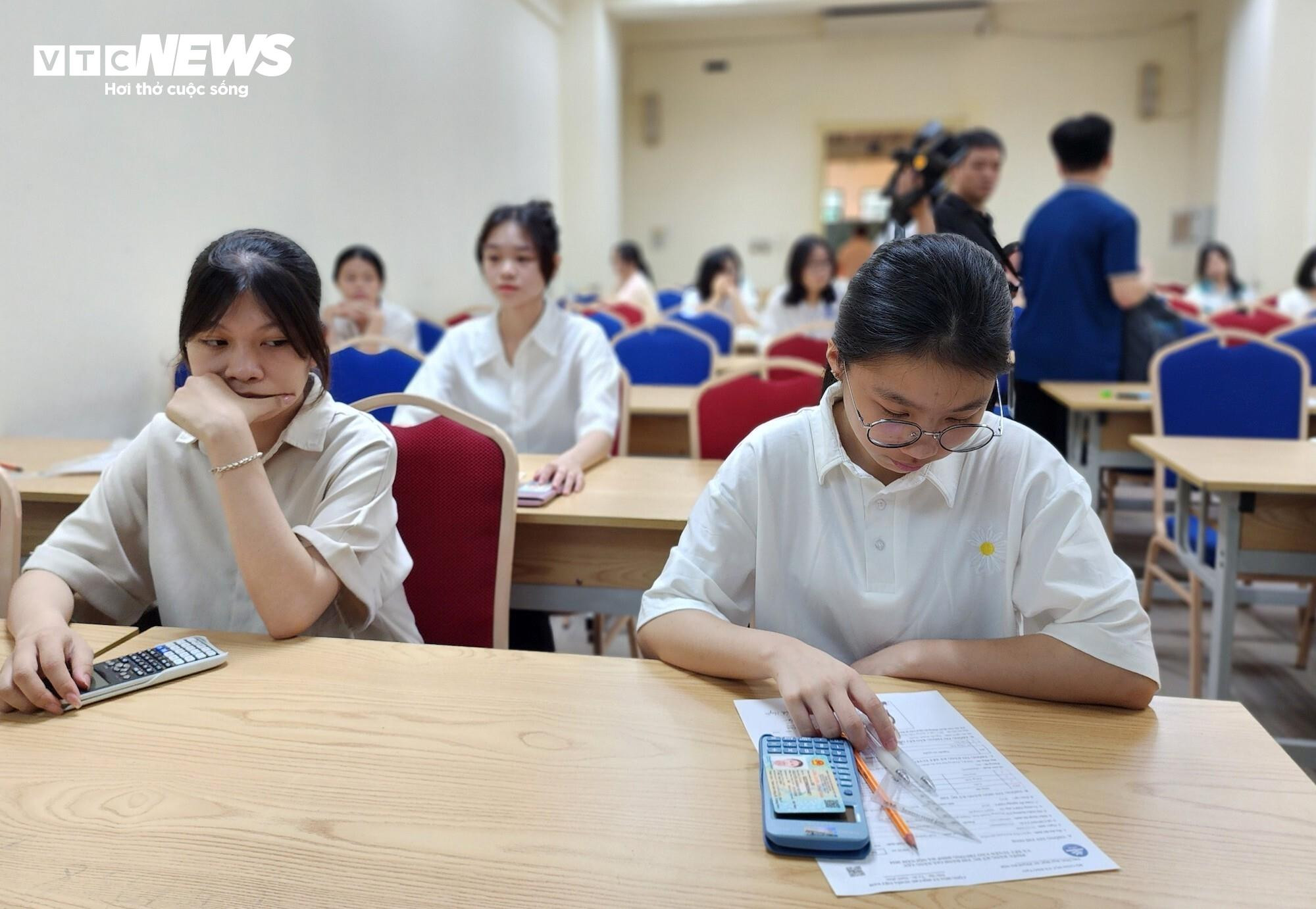 Dậy từ 4h đi thi đánh giá năng lực, viết tiếp ước mơ làm giáo viên của mẹ - 14