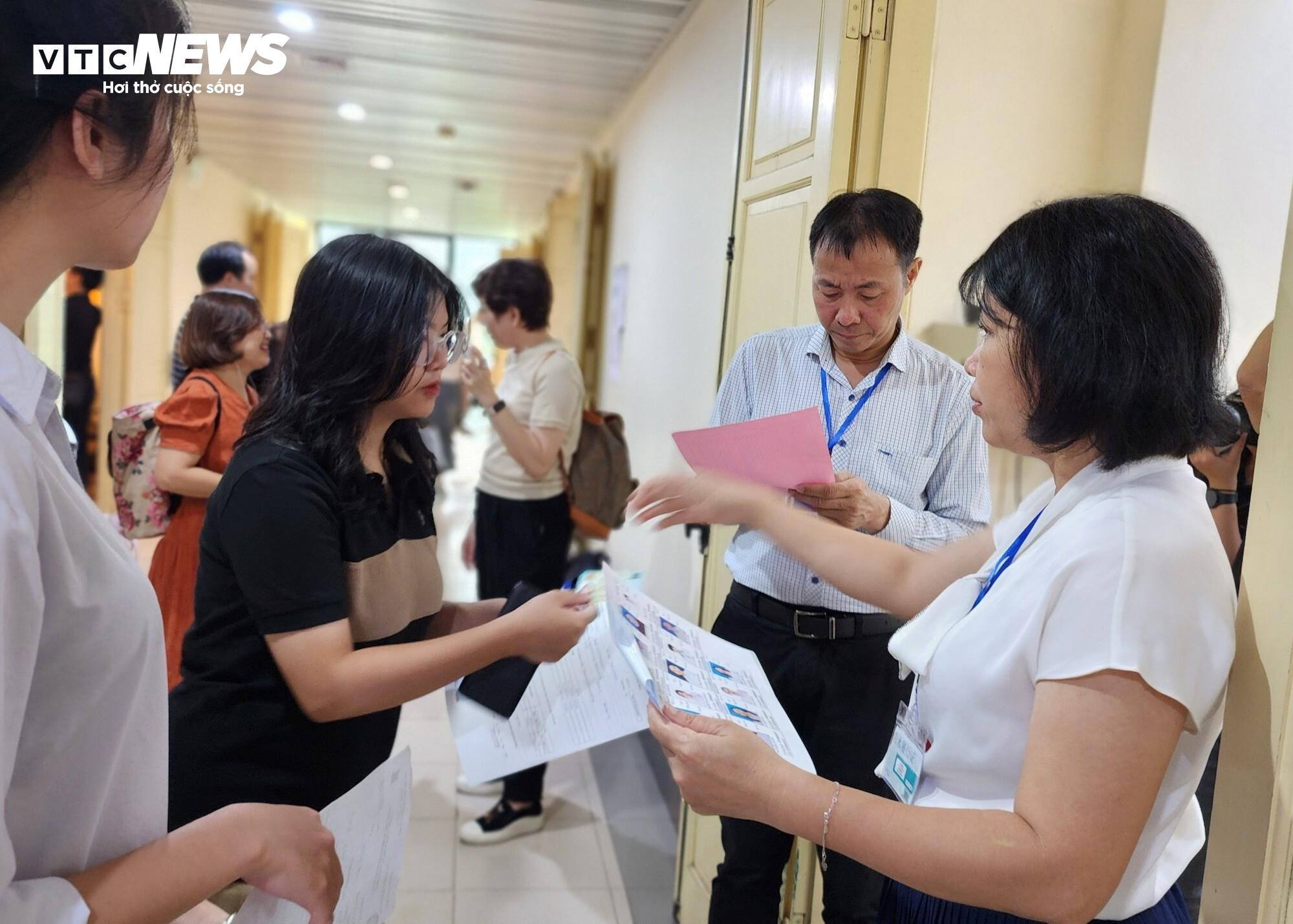 Dậy từ 4h đi thi đánh giá năng lực, viết tiếp ước mơ làm giáo viên của mẹ - 7