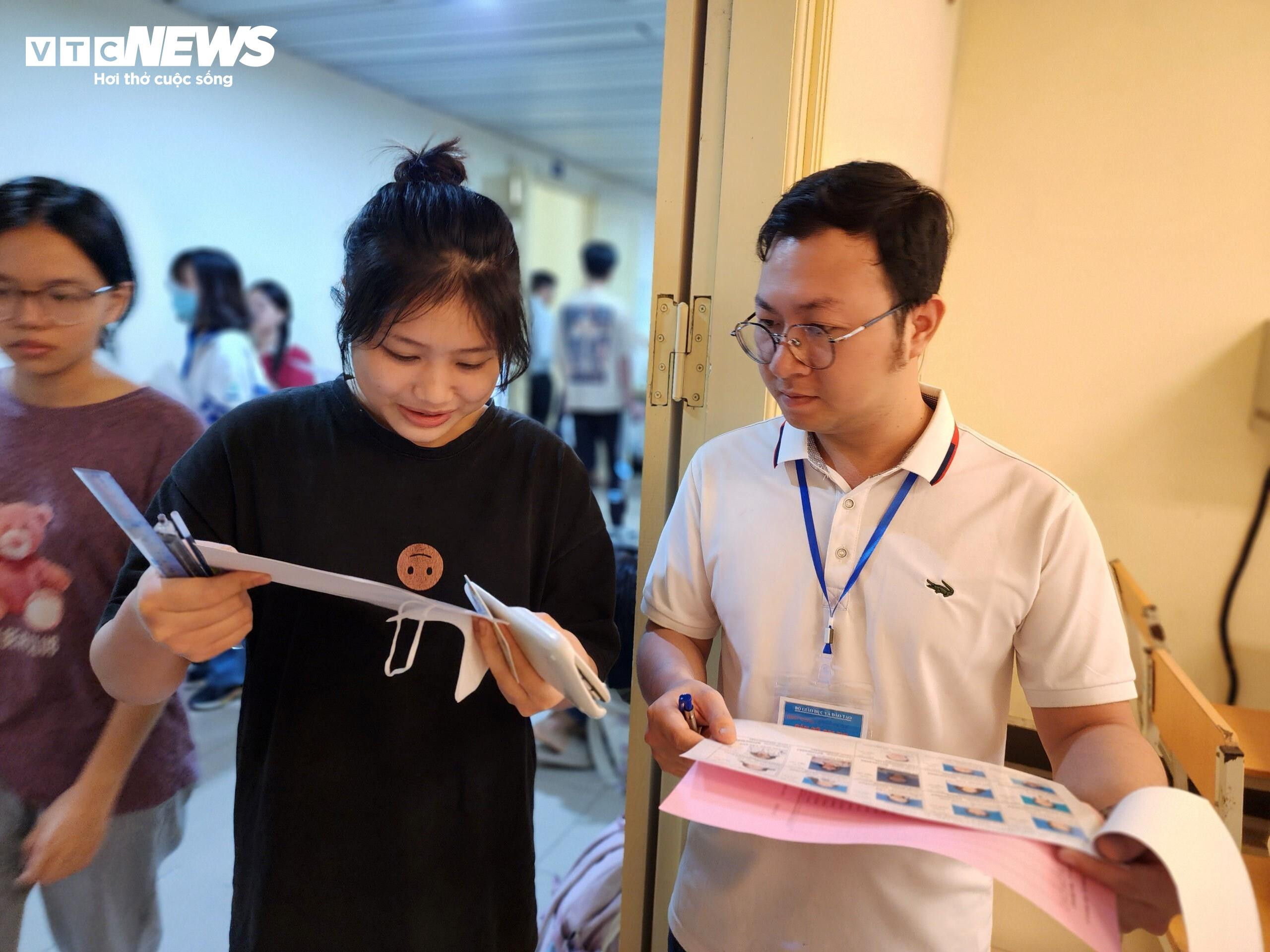 Dậy từ 4h đi thi đánh giá năng lực, viết tiếp ước mơ làm giáo viên của mẹ - 8