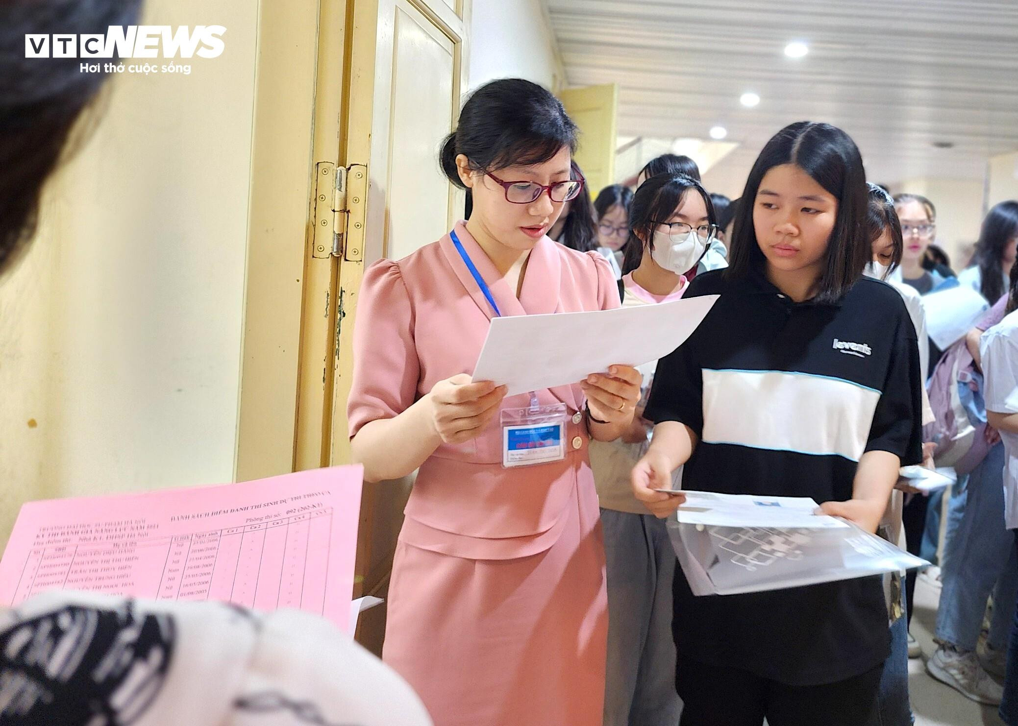 Dậy từ 4h đi thi đánh giá năng lực, viết tiếp ước mơ làm giáo viên của mẹ - 6