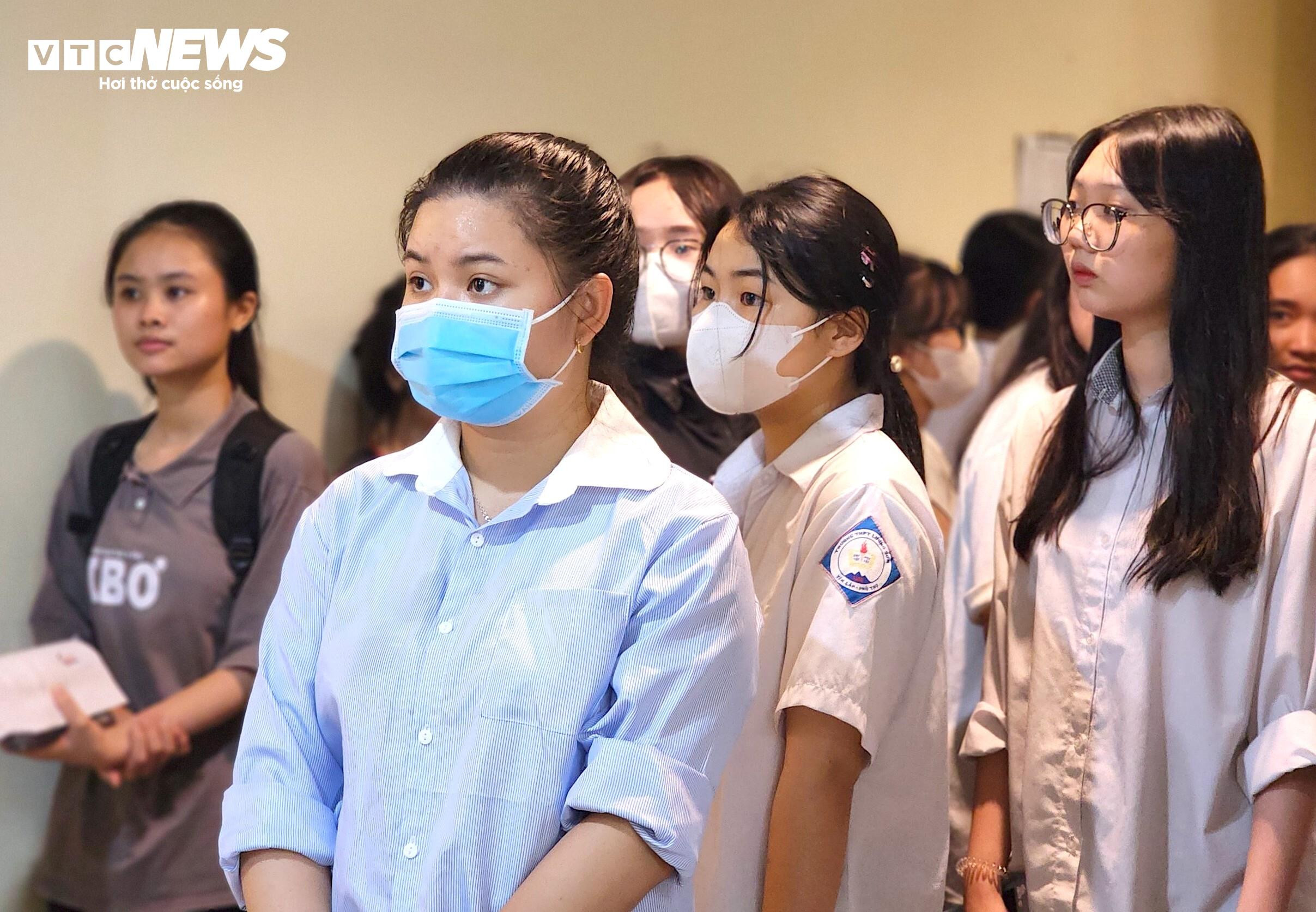 Dậy từ 4h đi thi đánh giá năng lực, viết tiếp ước mơ làm giáo viên của mẹ - 4