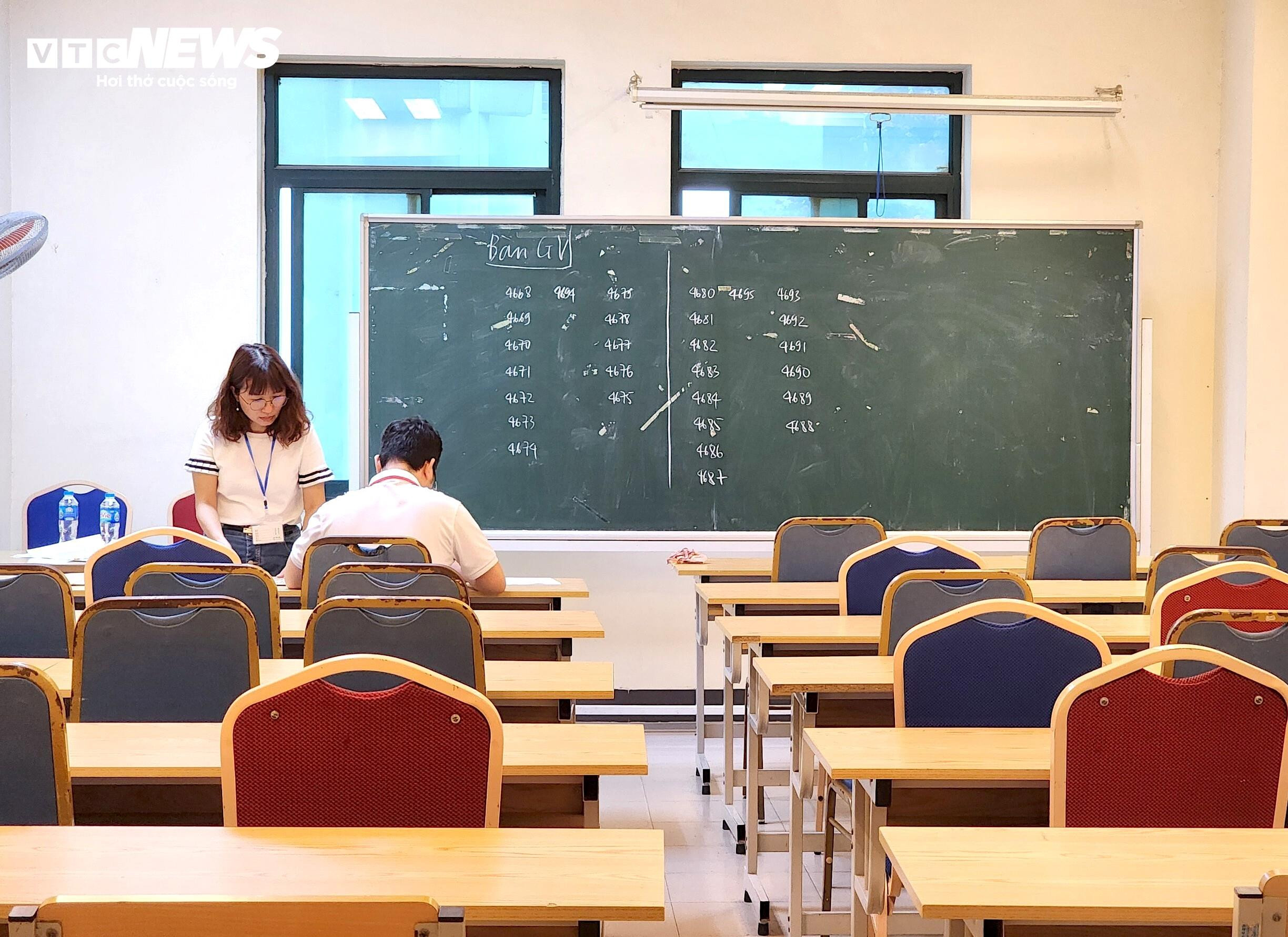 Dậy từ 4h đi thi đánh giá năng lực, viết tiếp ước mơ làm giáo viên của mẹ - 9