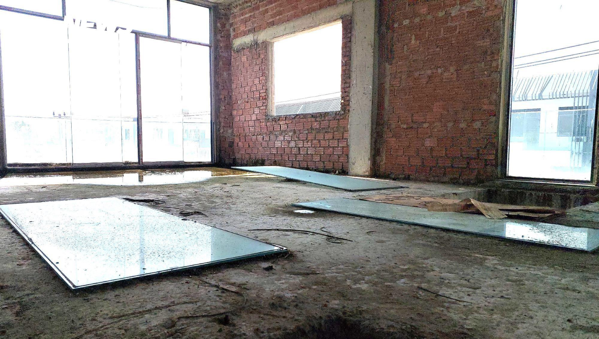 Loạt shophouse tiền tỷ bỏ hoang bên sông Hàn thành tụ điểm con nghiện tiêm chích - 10