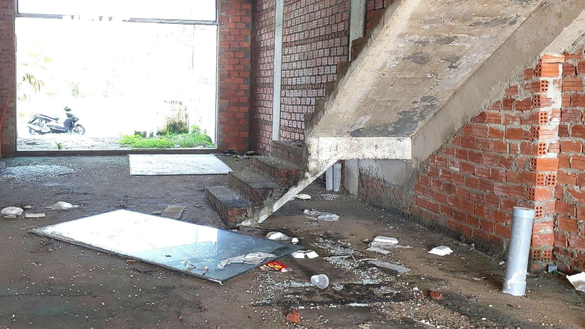 Loạt shophouse tiền tỷ bỏ hoang bên sông Hàn thành tụ điểm con nghiện tiêm chích - 4