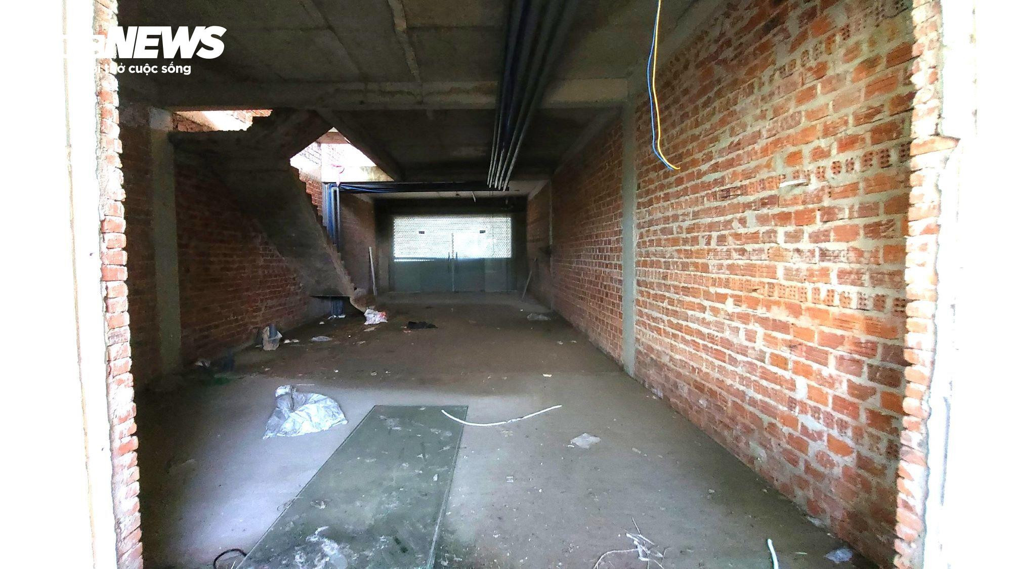 Loạt shophouse tiền tỷ bỏ hoang bên sông Hàn thành tụ điểm con nghiện tiêm chích - 9