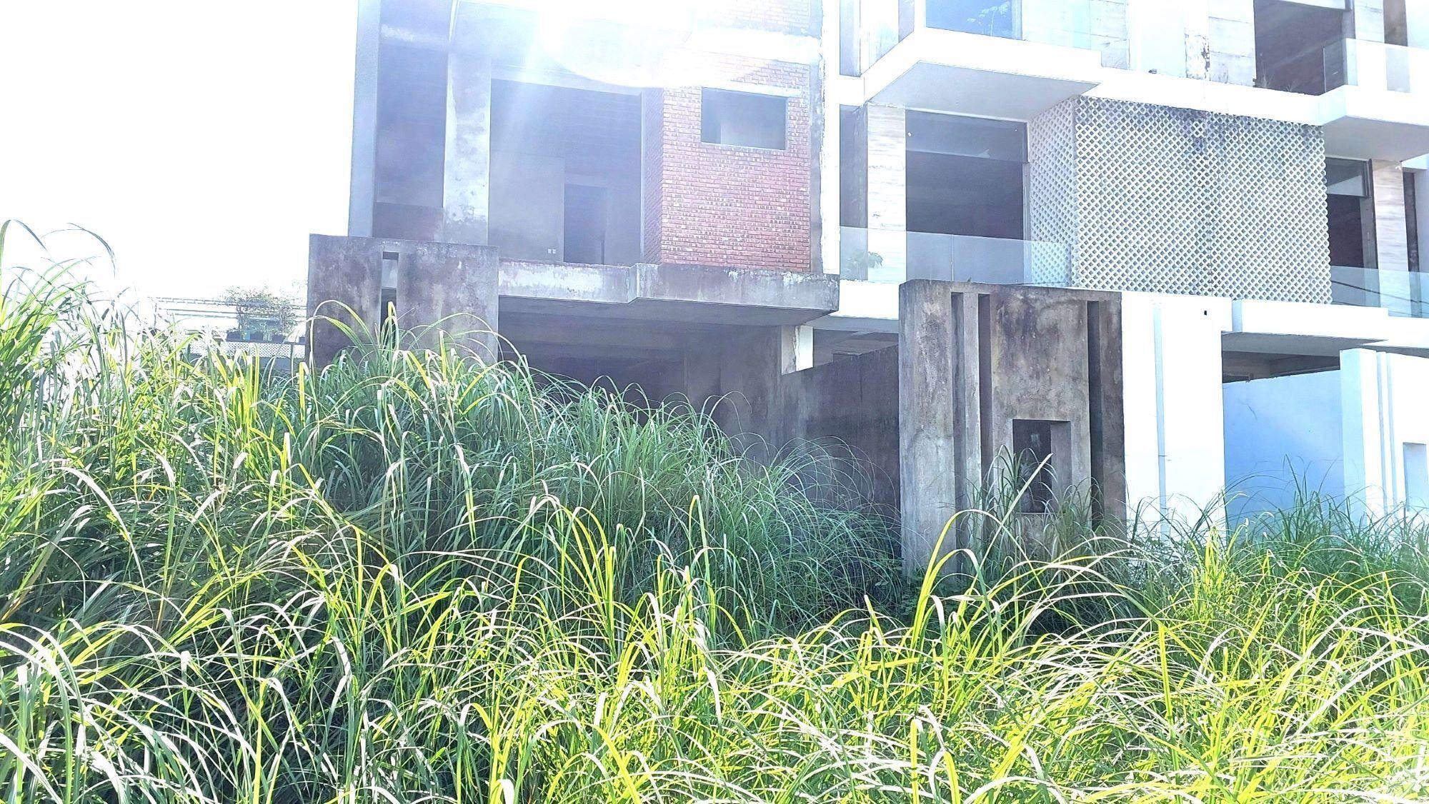 Loạt shophouse tiền tỷ bỏ hoang bên sông Hàn thành tụ điểm con nghiện tiêm chích - 3