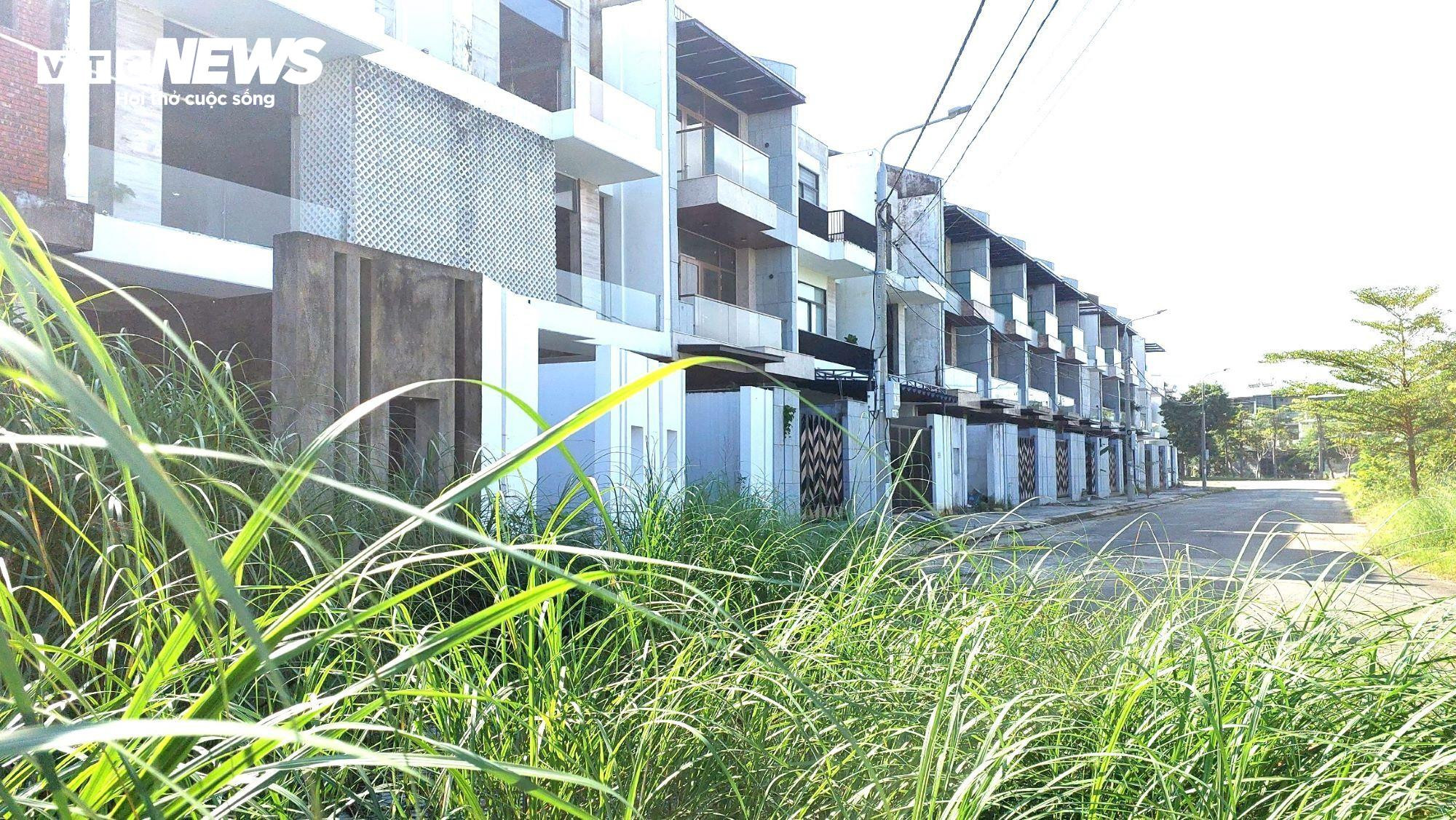 Loạt shophouse tiền tỷ bỏ hoang bên sông Hàn thành tụ điểm con nghiện tiêm chích - 7