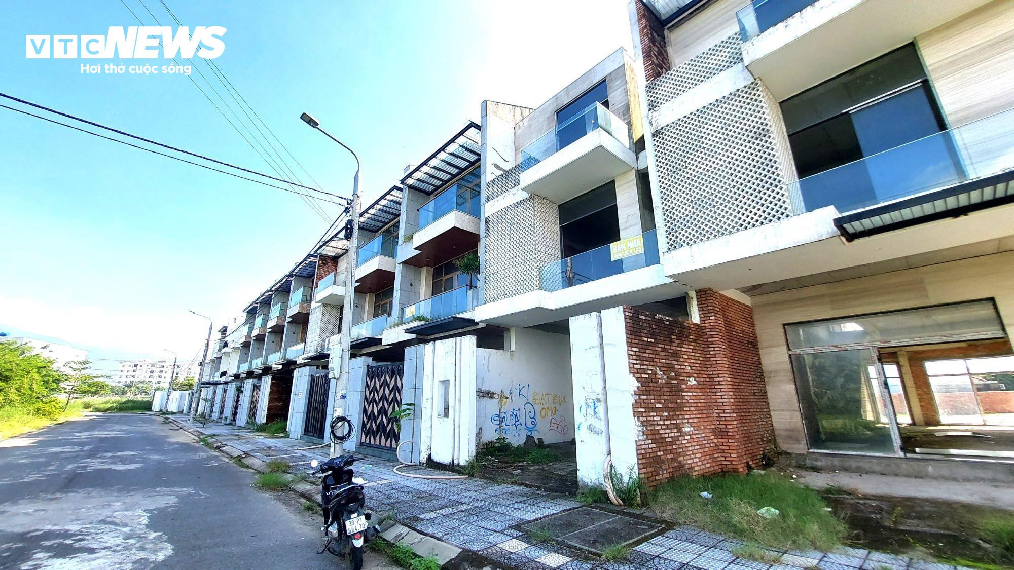 Loạt shophouse tiền tỷ bỏ hoang bên sông Hàn thành tụ điểm con nghiện tiêm chích - 1