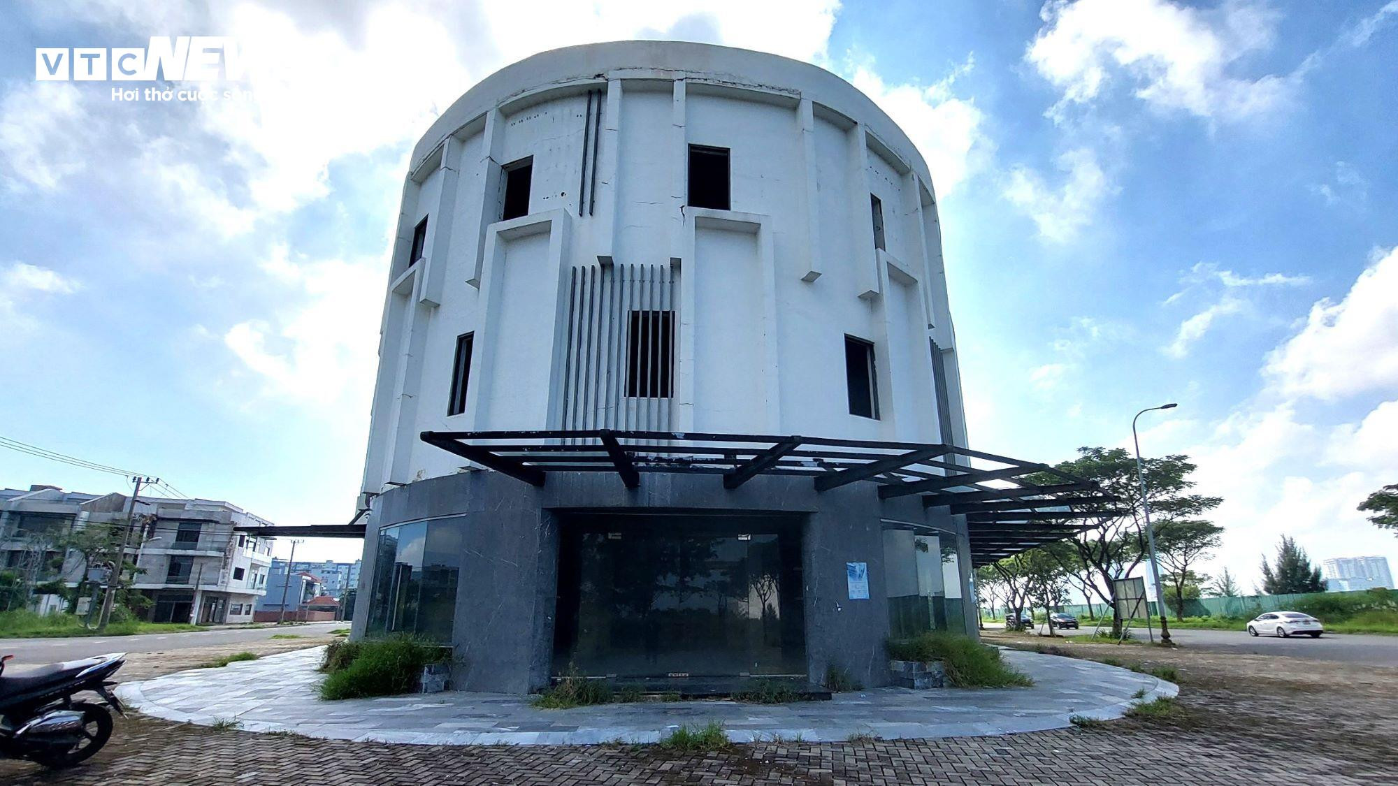 Loạt shophouse tiền tỷ bỏ hoang bên sông Hàn thành tụ điểm con nghiện tiêm chích - 6