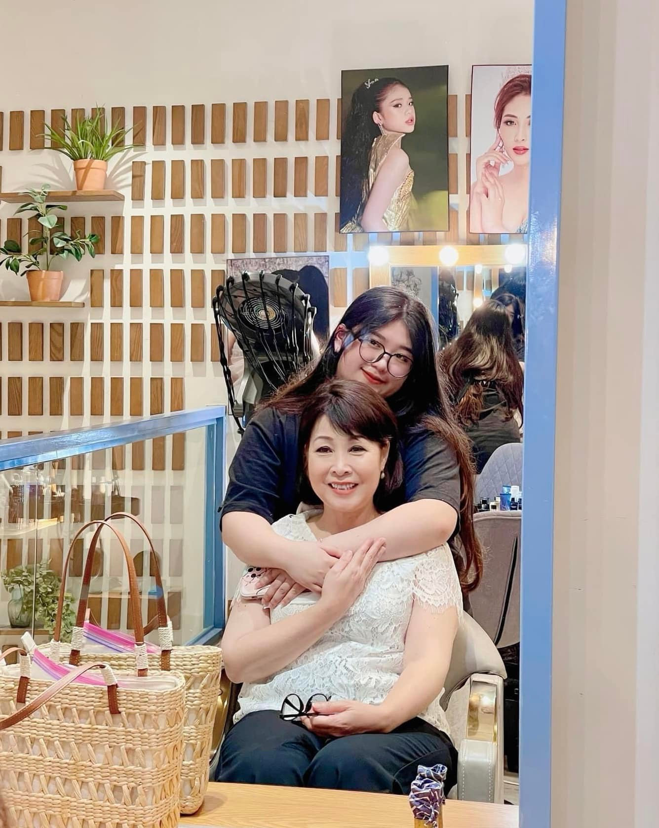 Sao Việt 12/5: Lệ Quyên gợi cảm với đầm xẻ sâu, NSND Hồng Vân khoe con gái cưng - 2