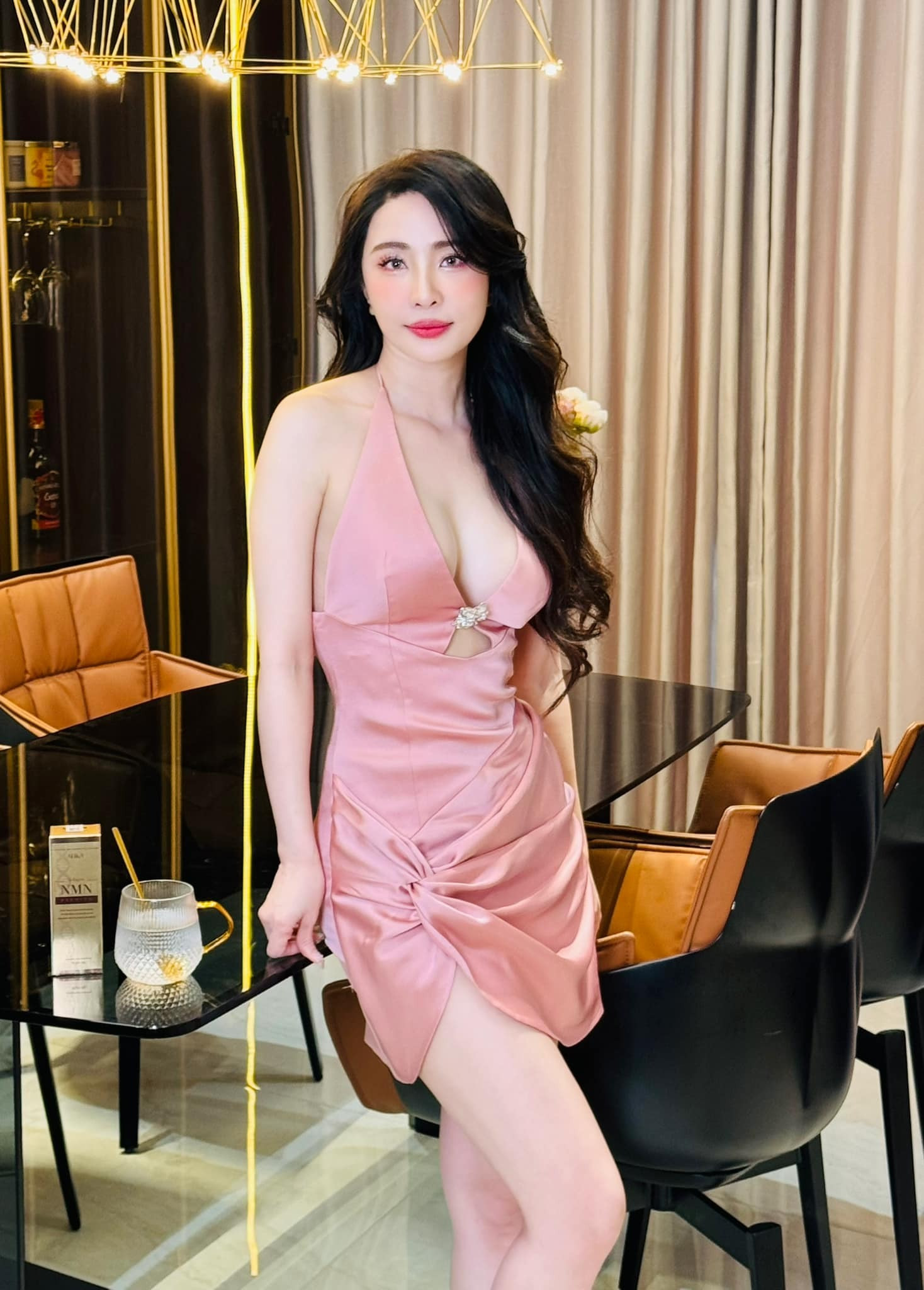 Sao Việt 12/5: Lệ Quyên gợi cảm với đầm xẻ sâu, NSND Hồng Vân khoe con gái cưng - 4