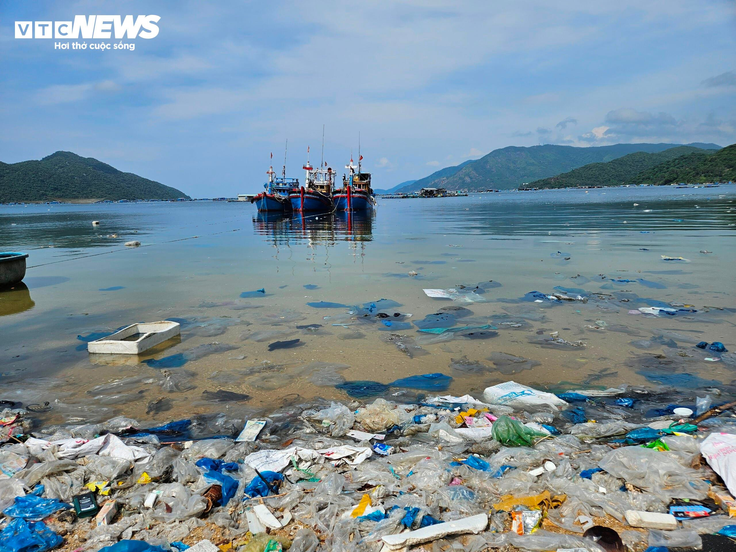 Vịnh Vũng Rô được dọn sạch rác sau phản ánh của báo chí - 2