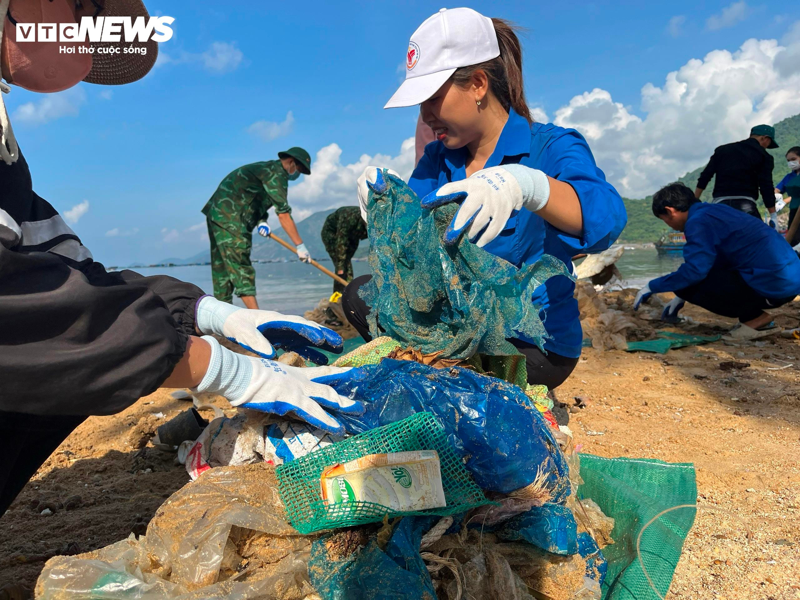 Vịnh Vũng Rô được dọn sạch rác sau phản ánh của báo chí - 5