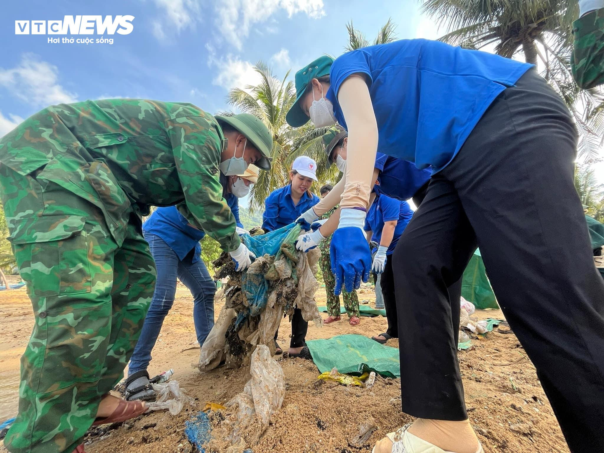 Vịnh Vũng Rô được dọn sạch rác sau phản ánh của báo chí - 3