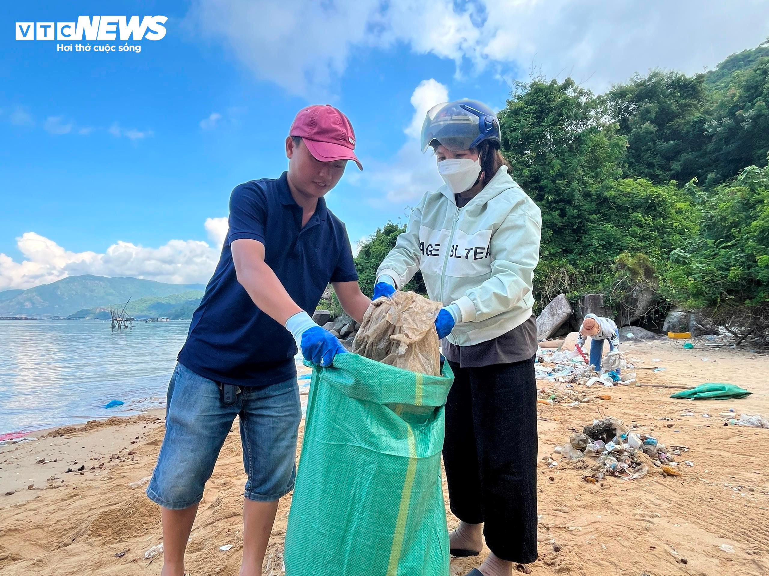 Vịnh Vũng Rô được dọn sạch rác sau phản ánh của báo chí - 4