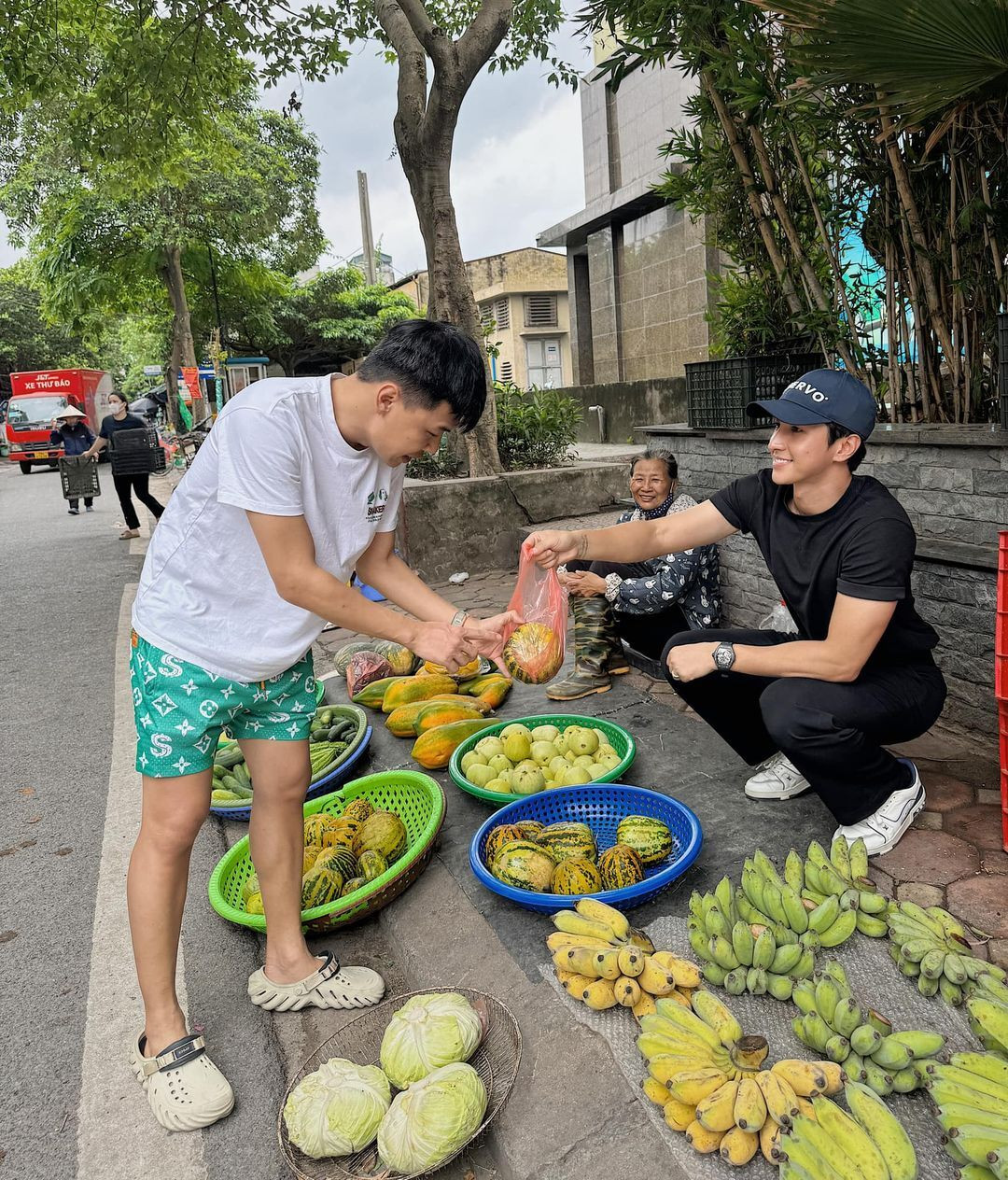 Sao Việt 14/5: Quang Lê khoe ảnh 'mới vào đời', Trịnh Kim Chi quyến rũ ở tuổi 53 - 5