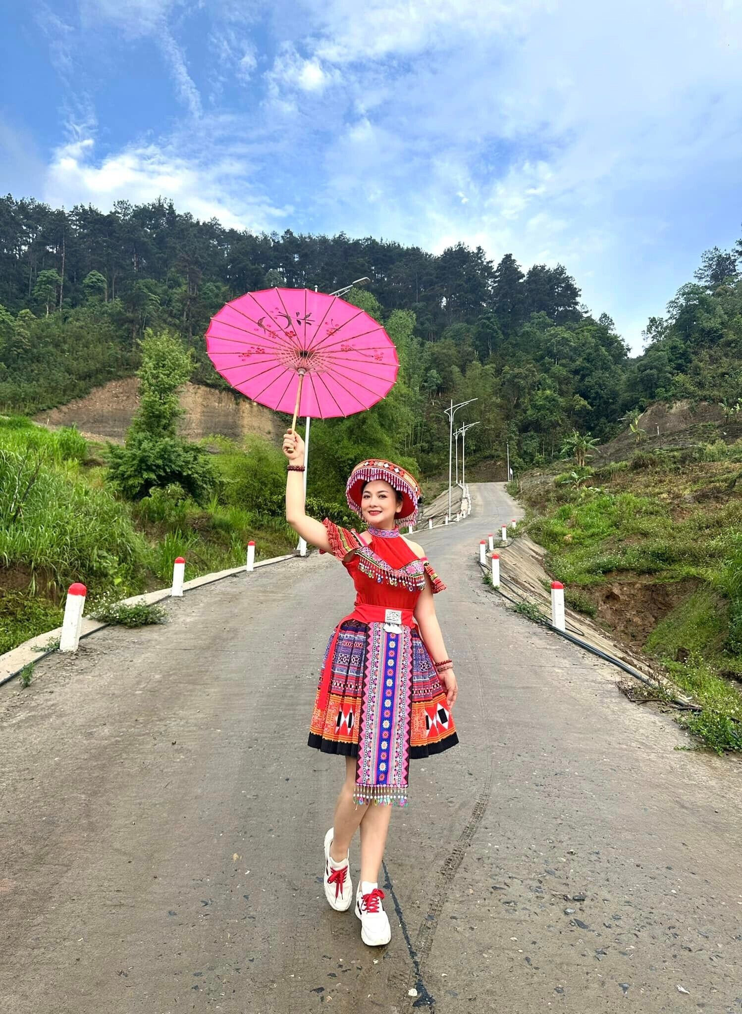 Sao Việt 15/5: Trấn Thành đăng ảnh hiếm ngày nhỏ, Trường Giang khoe hậu phương - 11