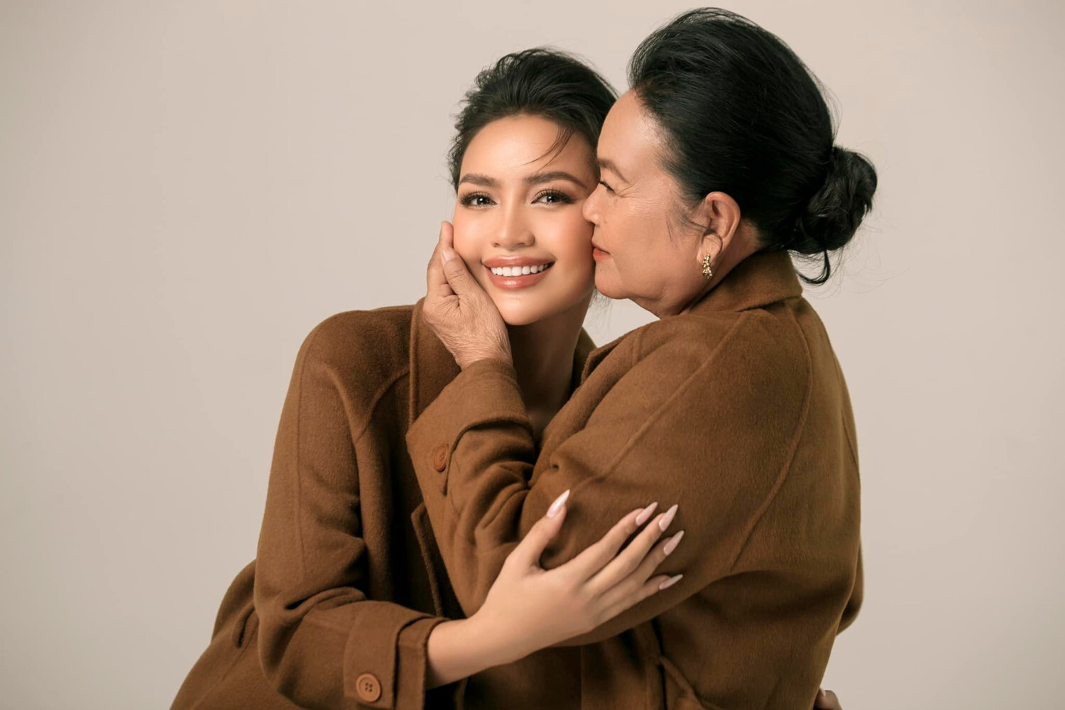 Sao Việt 15/5: Trấn Thành đăng ảnh hiếm ngày nhỏ, Trường Giang khoe hậu phương - 9