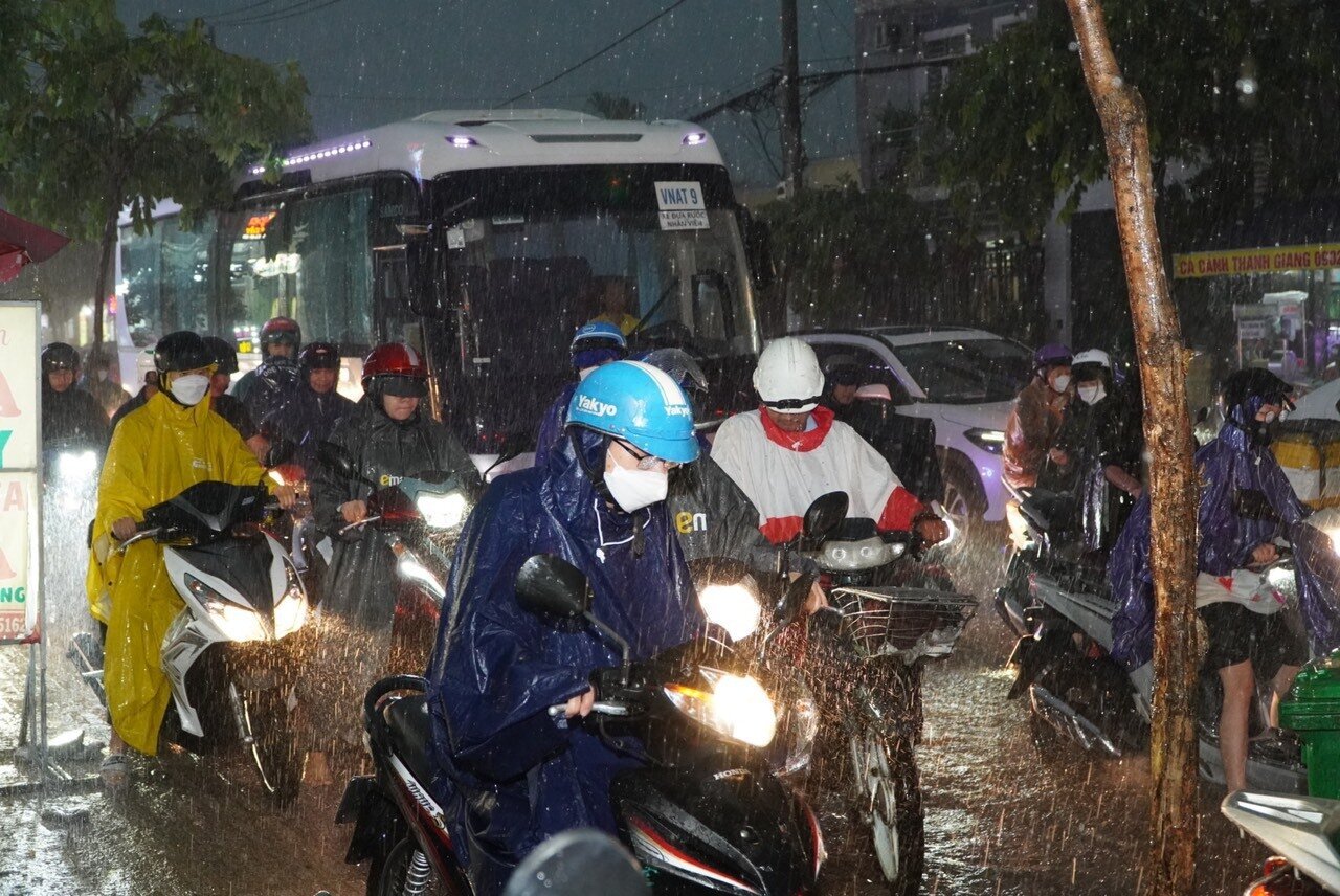 Người dân TP.HCM chật vật giữa biển nước sau cơn mưa lớn nhất từ đầu năm - 2