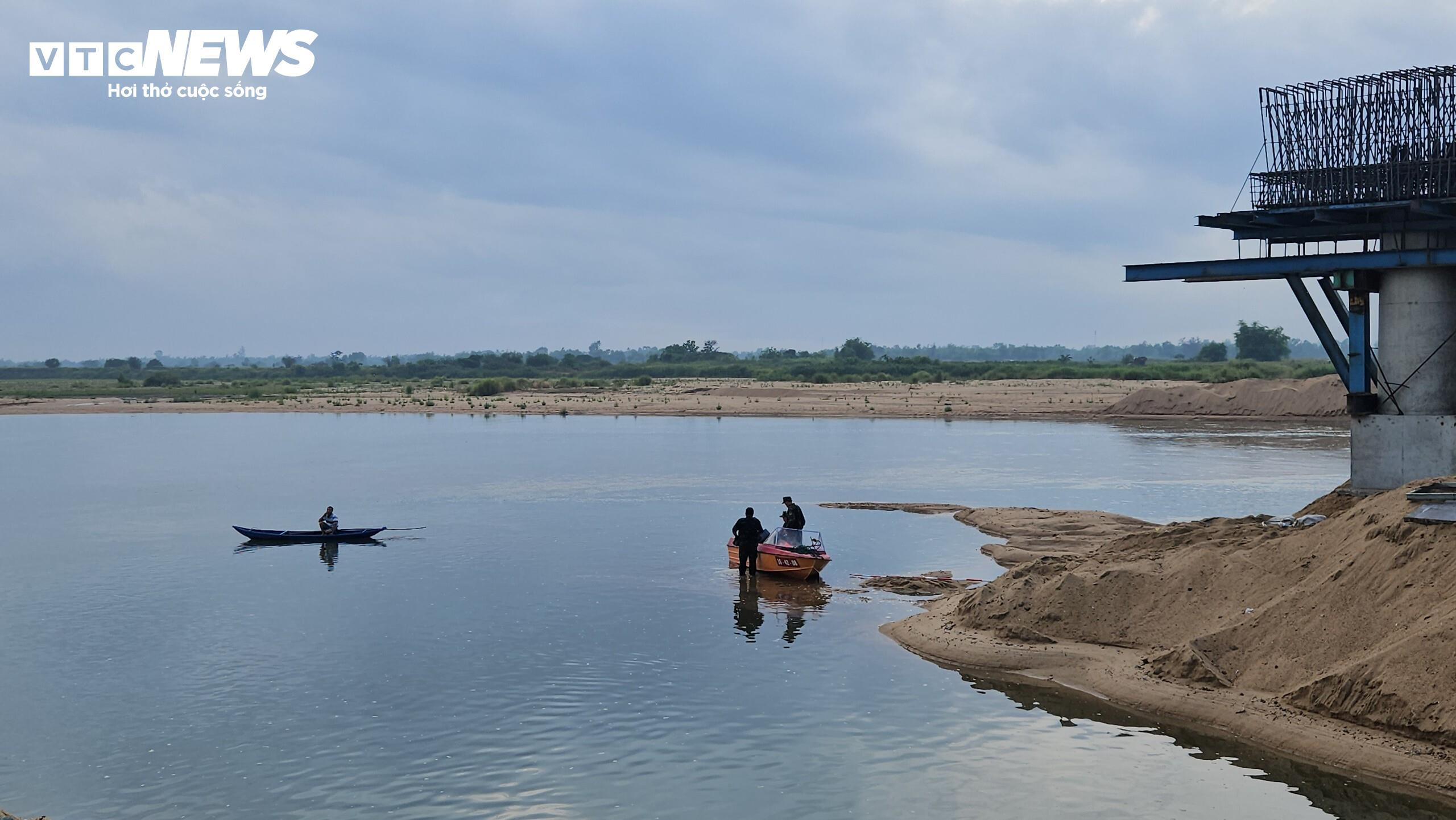 Lật ghe trên sông khiến 2 người mất tích tại Phú Yên: Đã tìm thấy 1 nạn nhân - 3