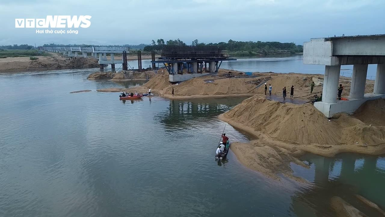 Lật ghe trên sông khiến 2 người mất tích tại Phú Yên: Đã tìm thấy 1 nạn nhân - 6